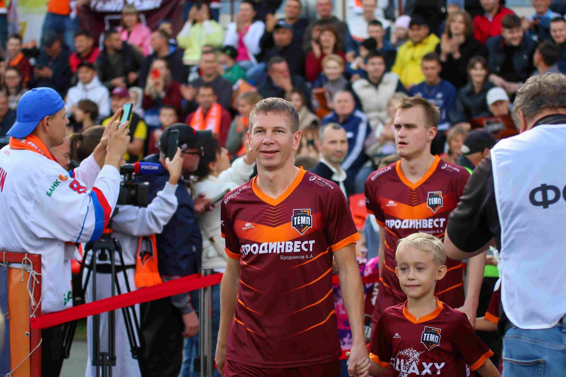 «Темп» 0:1 «Знамя Труда». FONBET Кубок России. 10.09.2025. СМИ: Владимир Мартынов («CX News»), Александр Чёрный («Алтайский спорт»), Виталий Барабаш (Сетевое издание "Толк"), Андрей Каспришин («Алтайская правда») — кадр 500