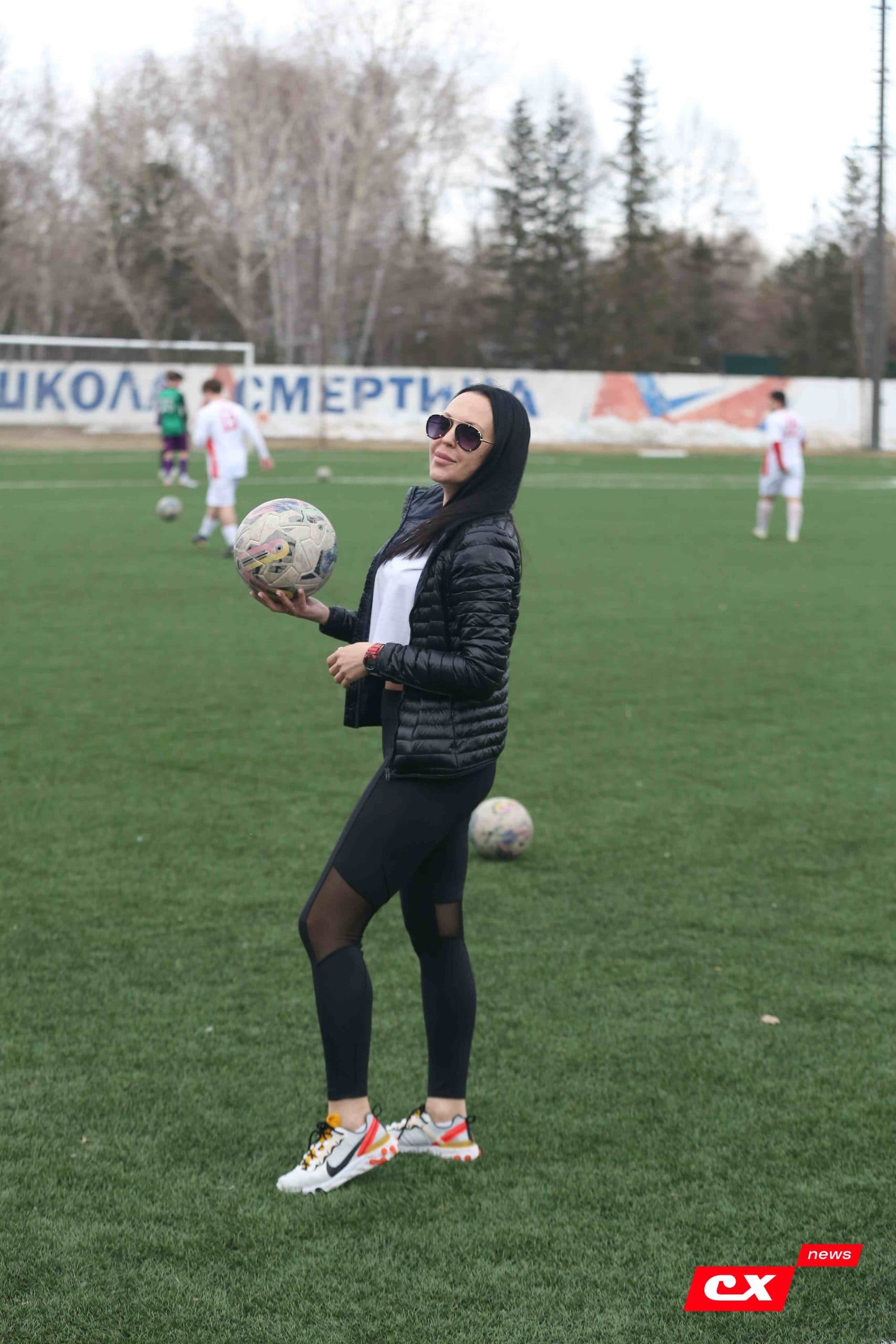 «Темп» 9:1 «Алтай». Турнир памяти В. Фомичёва. 1-й тур. 08.04.25. «CX News», В. Мартынов; «Алтайский спорт», А. Чёрный — кадр 1