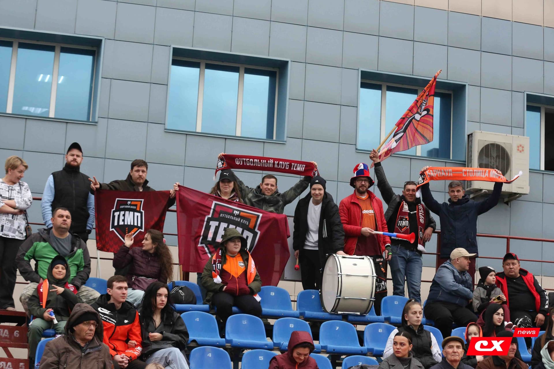 «Темп» 9:1 «Алтай». Турнир памяти В. Фомичёва. 1-й тур. 08.04.25. «CX News», В. Мартынов; «Алтайский спорт», А. Чёрный — кадр 137