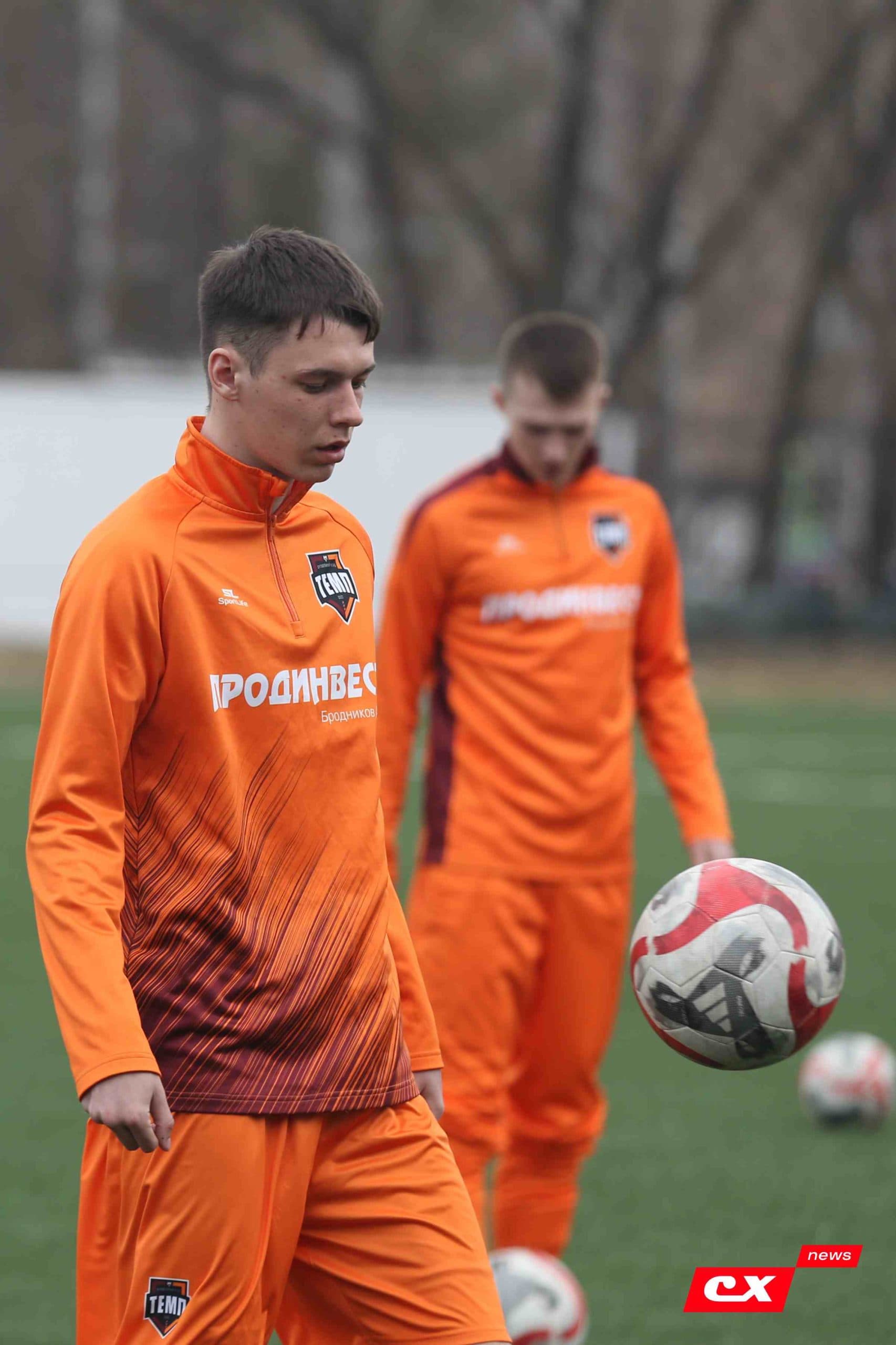 «Темп» 9:1 «Алтай». Турнир памяти В. Фомичёва. 1-й тур. 08.04.25. «CX News», В. Мартынов; «Алтайский спорт», А. Чёрный — кадр 24