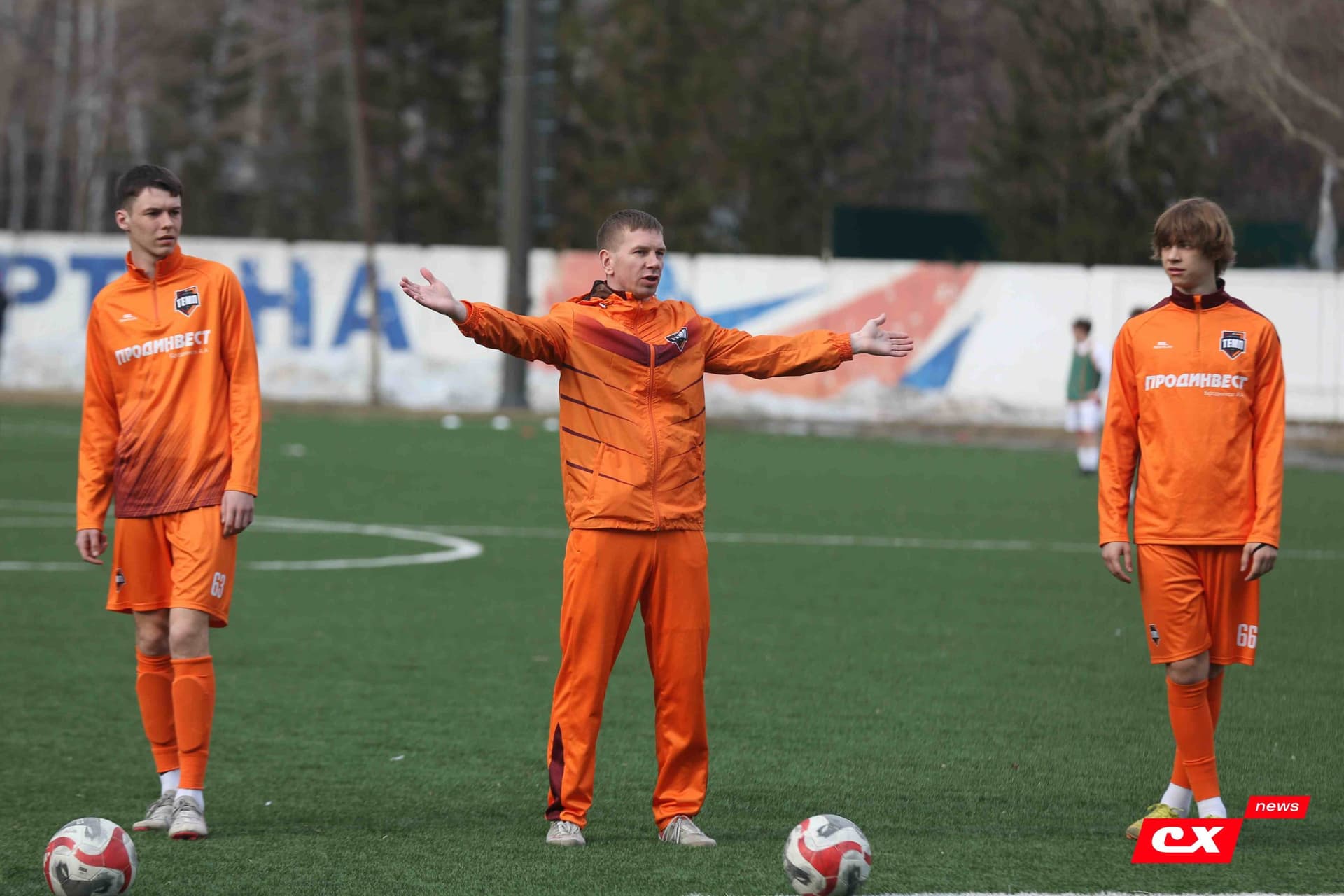 «Темп» 9:1 «Алтай». Турнир памяти В. Фомичёва. 1-й тур. 08.04.25. «CX News», В. Мартынов; «Алтайский спорт», А. Чёрный — кадр 44