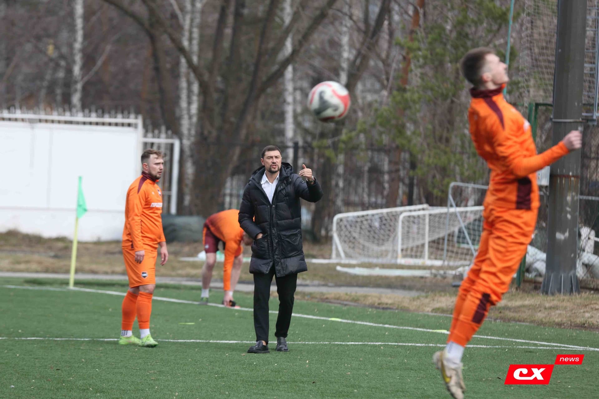 «Темп» 9:1 «Алтай». Турнир памяти В. Фомичёва. 1-й тур. 08.04.25. «CX News», В. Мартынов; «Алтайский спорт», А. Чёрный — кадр 49