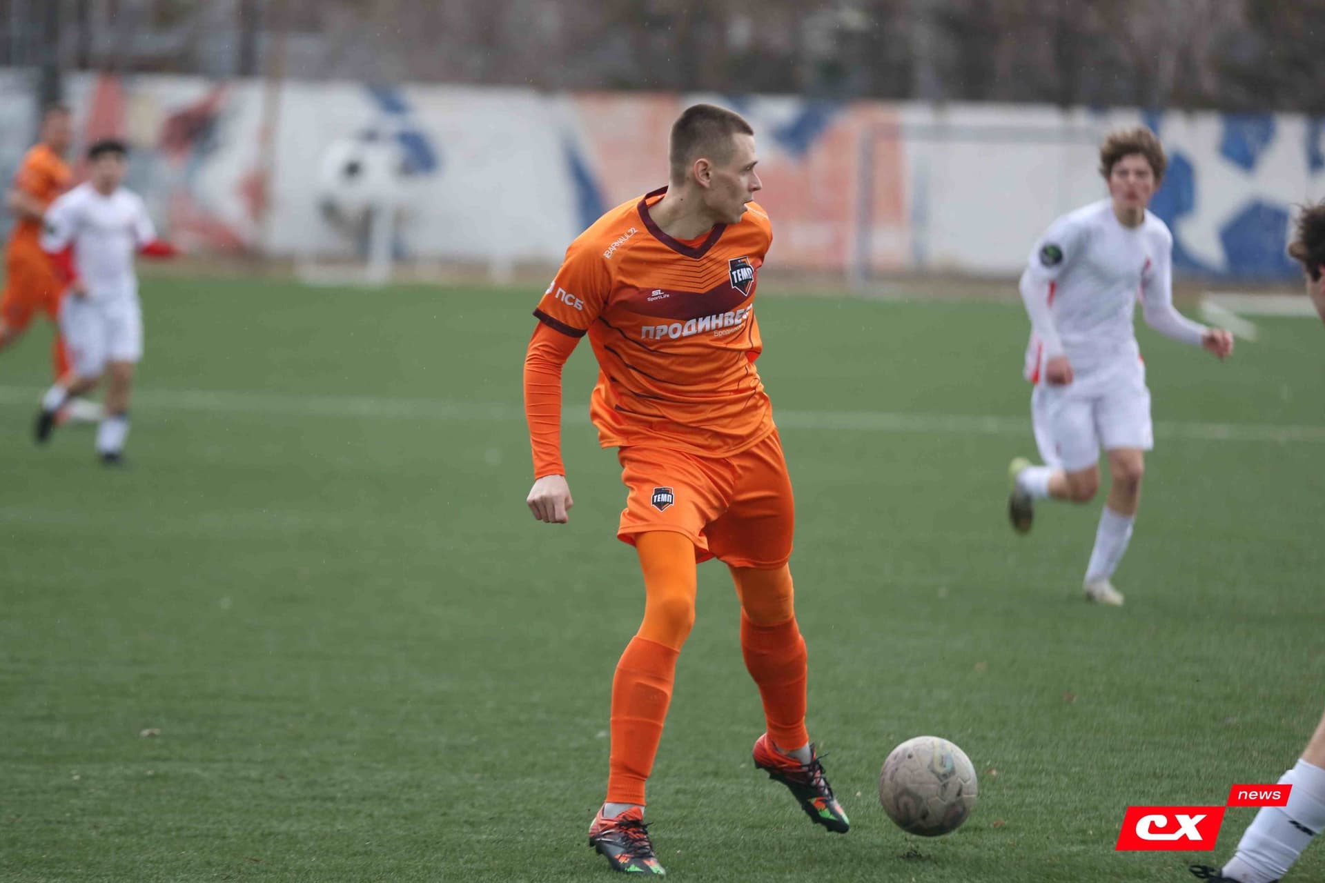 «Темп» 9:1 «Алтай». Турнир памяти В. Фомичёва. 1-й тур. 08.04.25. «CX News», В. Мартынов; «Алтайский спорт», А. Чёрный — кадр 93