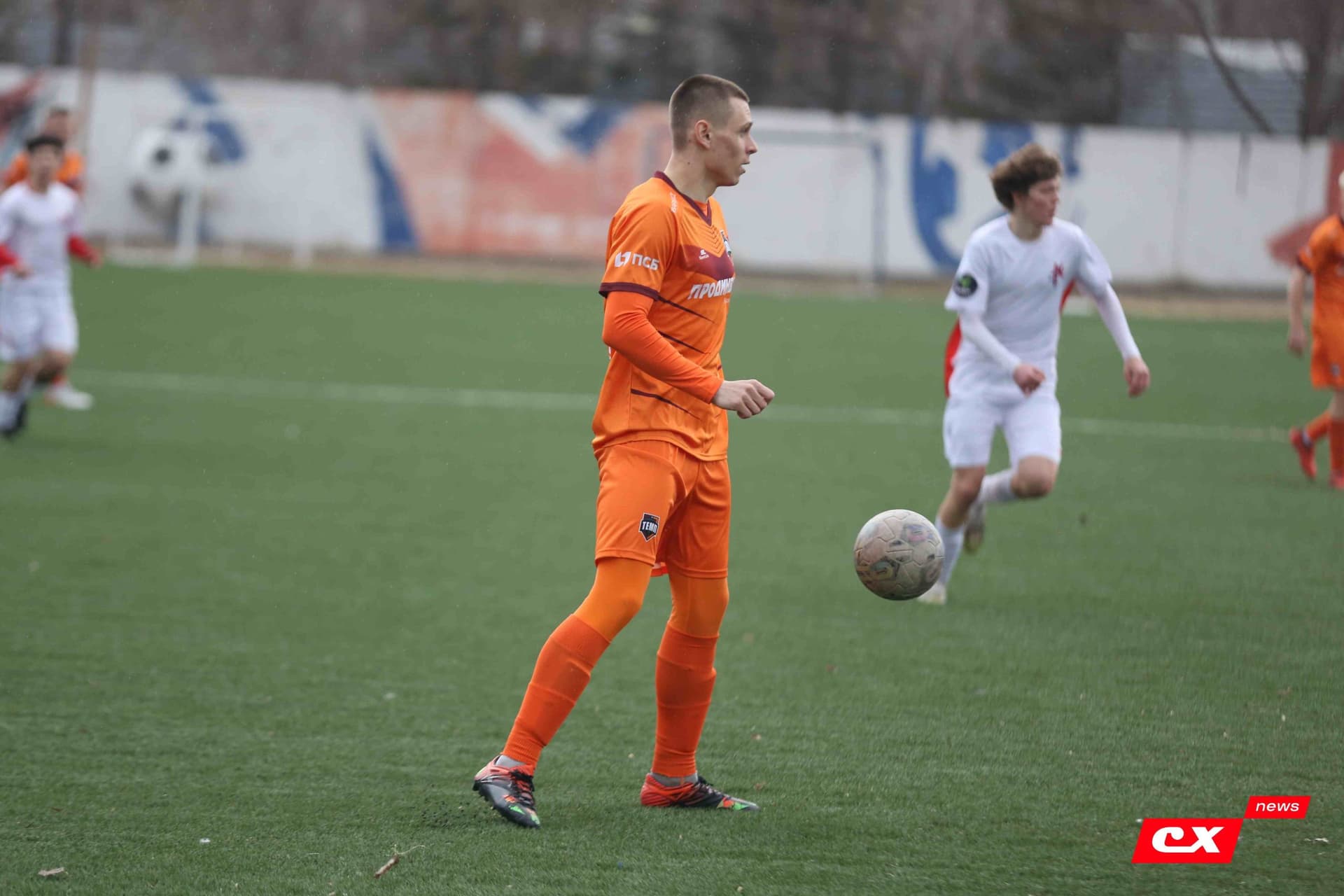 «Темп» 9:1 «Алтай». Турнир памяти В. Фомичёва. 1-й тур. 08.04.25. «CX News», В. Мартынов; «Алтайский спорт», А. Чёрный — кадр 94