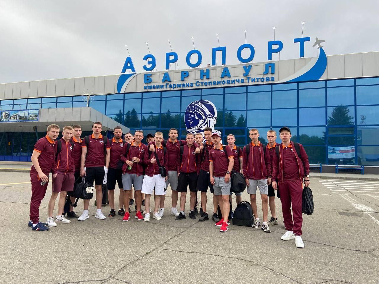 На выезд в Красноярск отправились 19 футболистов!