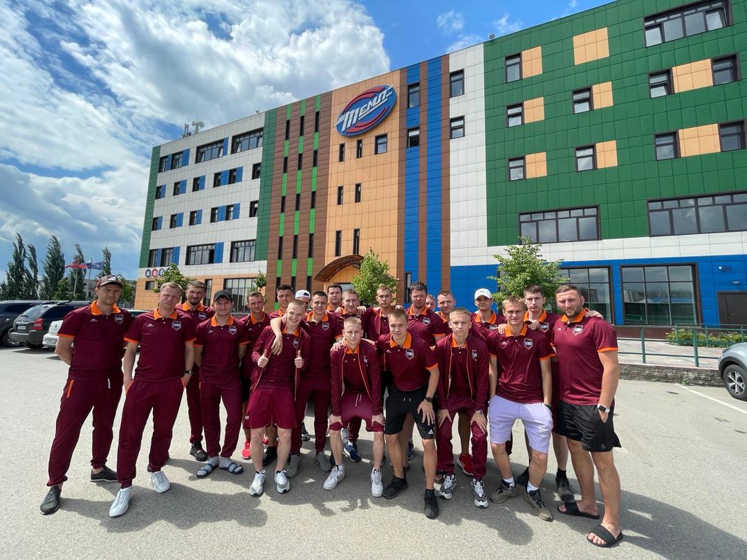 На выезд в Бийск отправился 21 футболист!