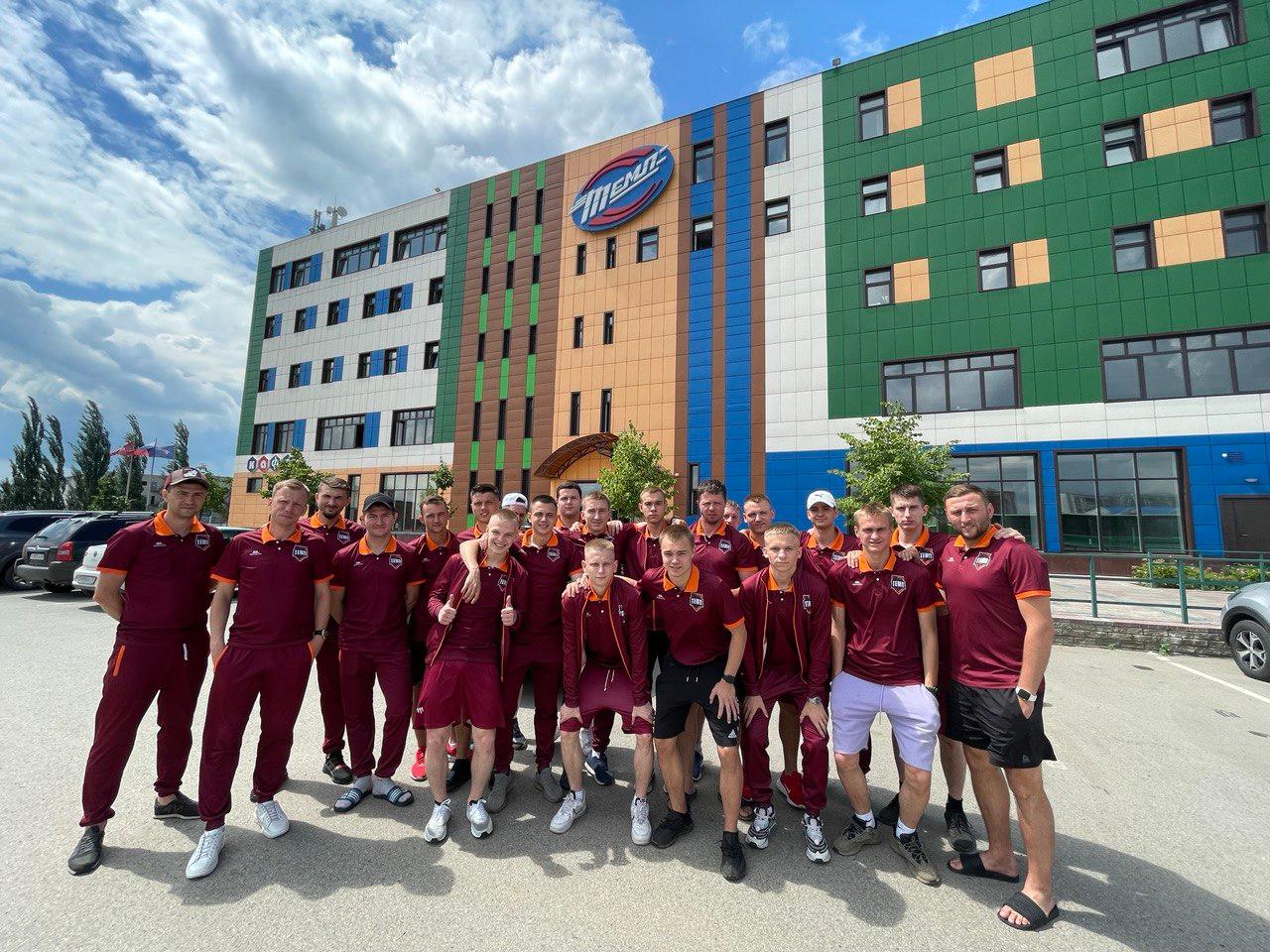 На выезд в Бийск отправился 21 футболист!