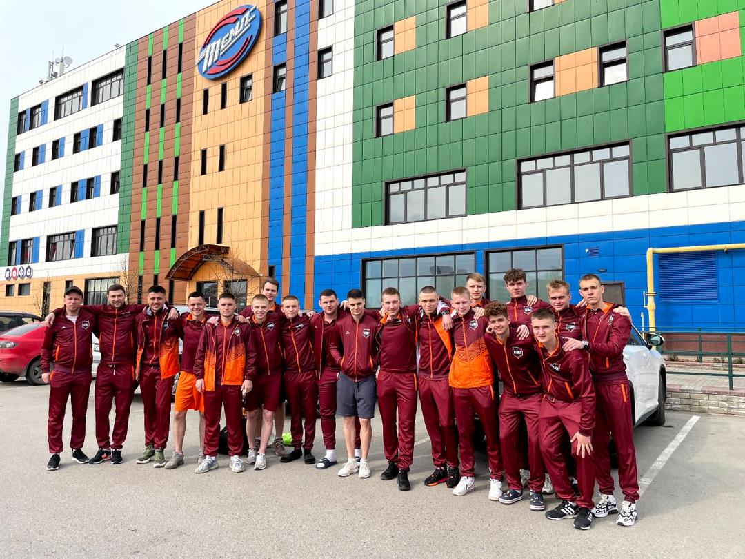На выезд в Новокузнецк и Междуреченск отправились 19 футболистов!