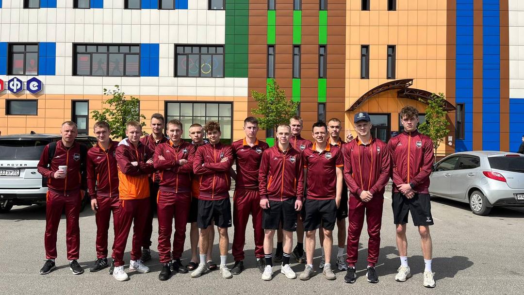 На выезд в Мамонтово отправились 13 футболистов!