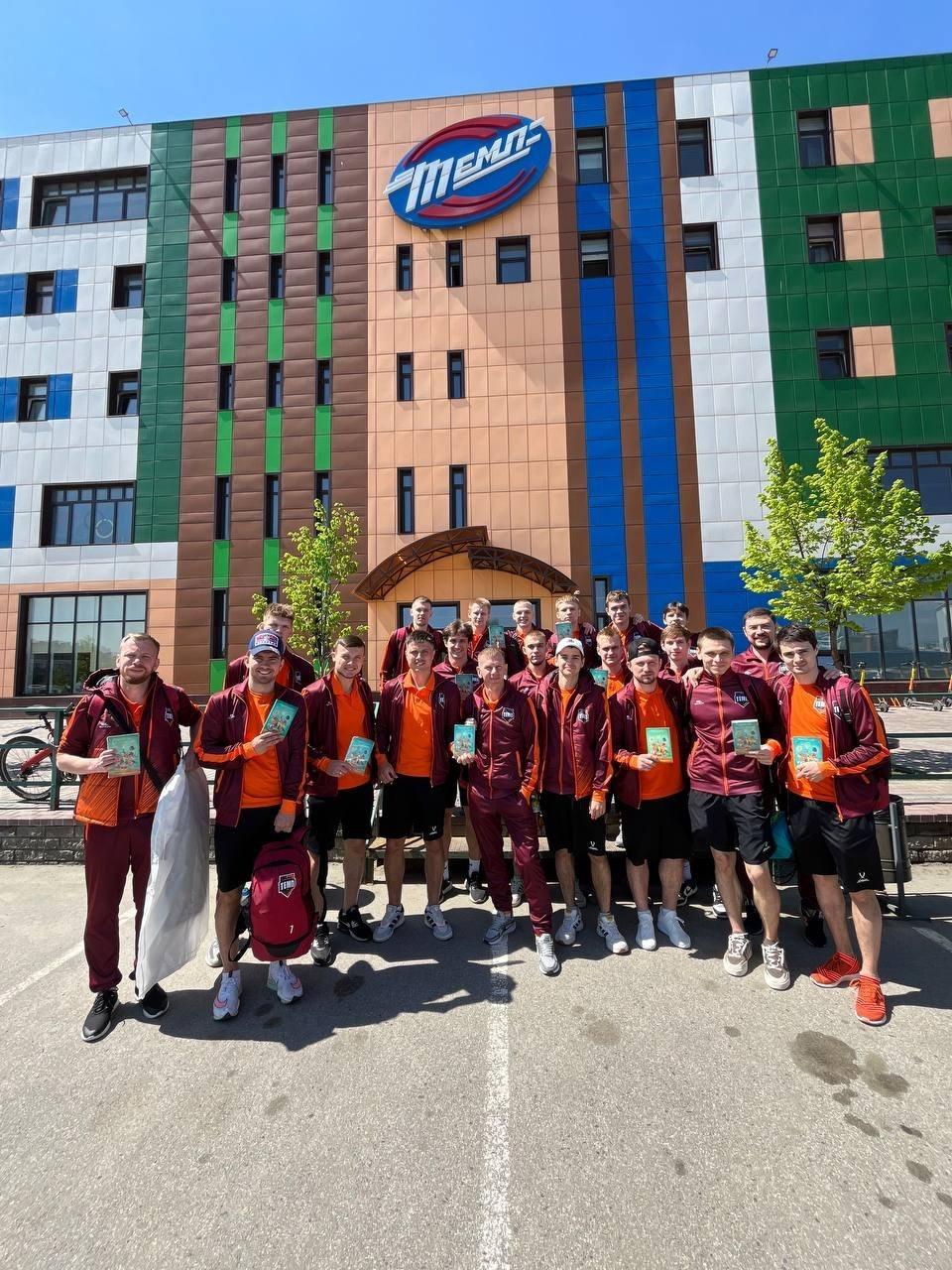 В Красноярск отправились 19 футболистов!