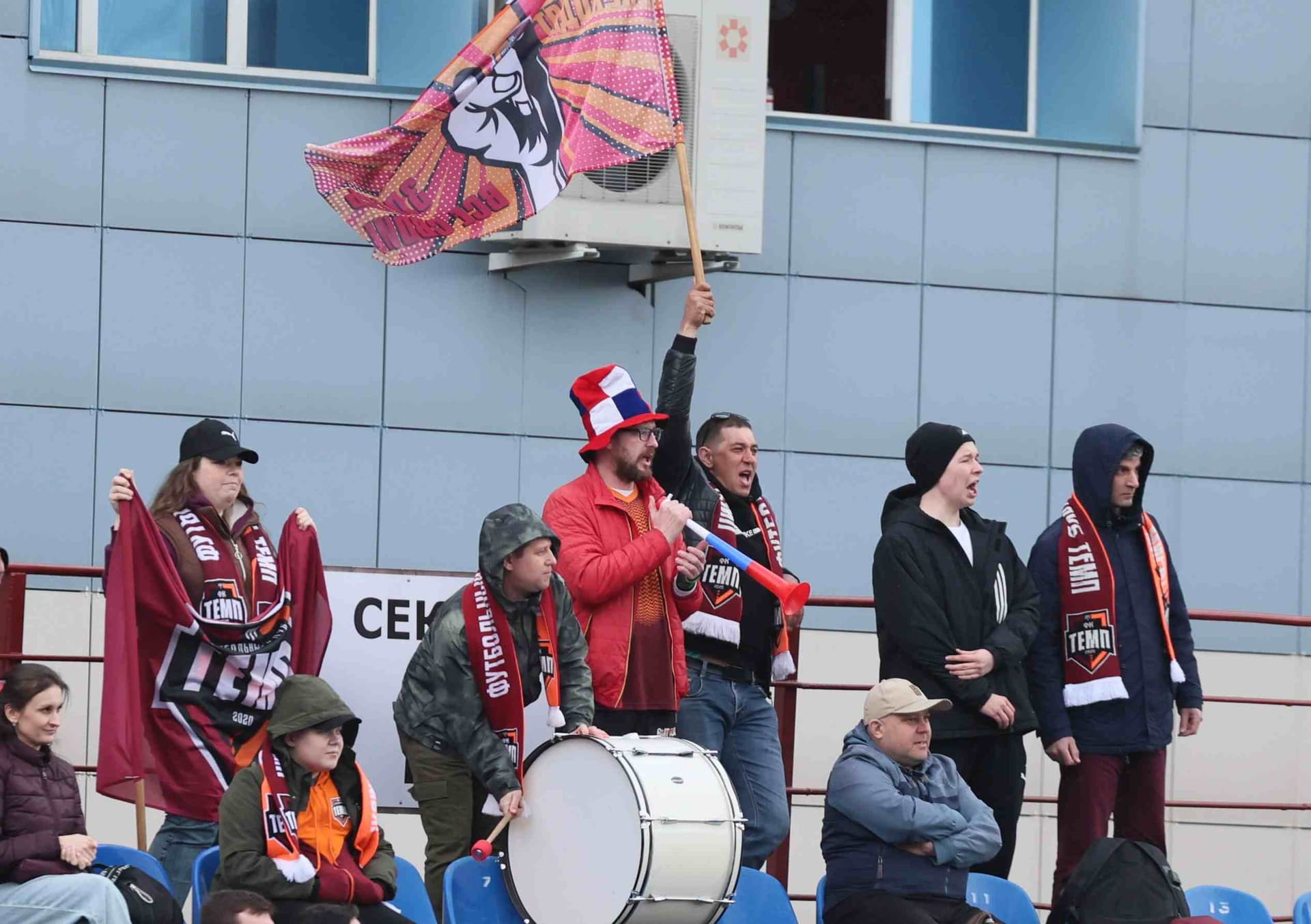 «Темп» 9:1 «Алтай». Турнир памяти В. Фомичёва. 1-й тур. 08.04.25. «CX News», В. Мартынов; «Алтайский спорт», А. Чёрный — кадр 171