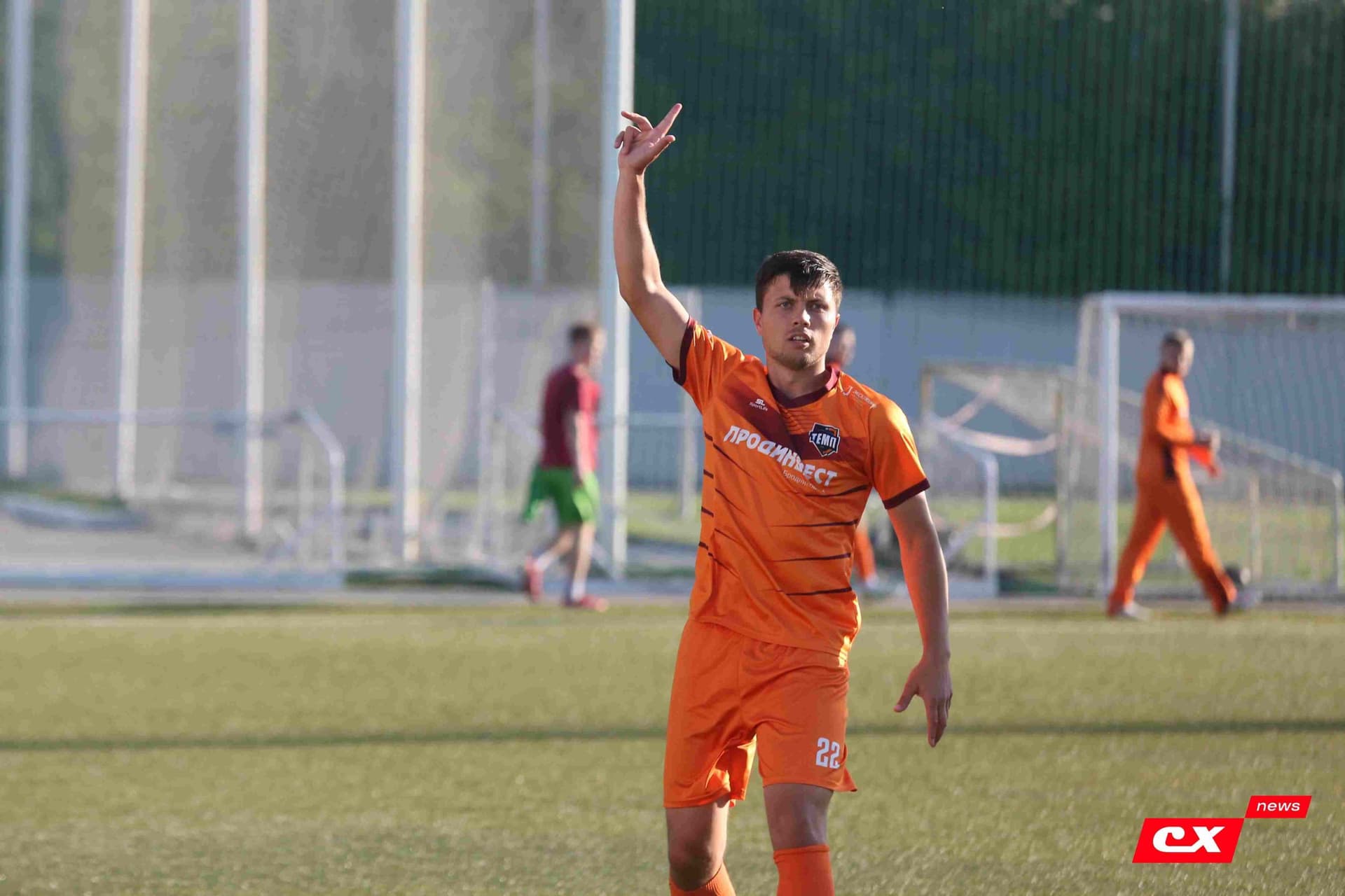 «Полимер» 2:2 «Темп». Третья лига. 05.09.2025. Владимир Мартынов («CX News») и Александр Чёрный («Алтайский спорт») — кадр 105