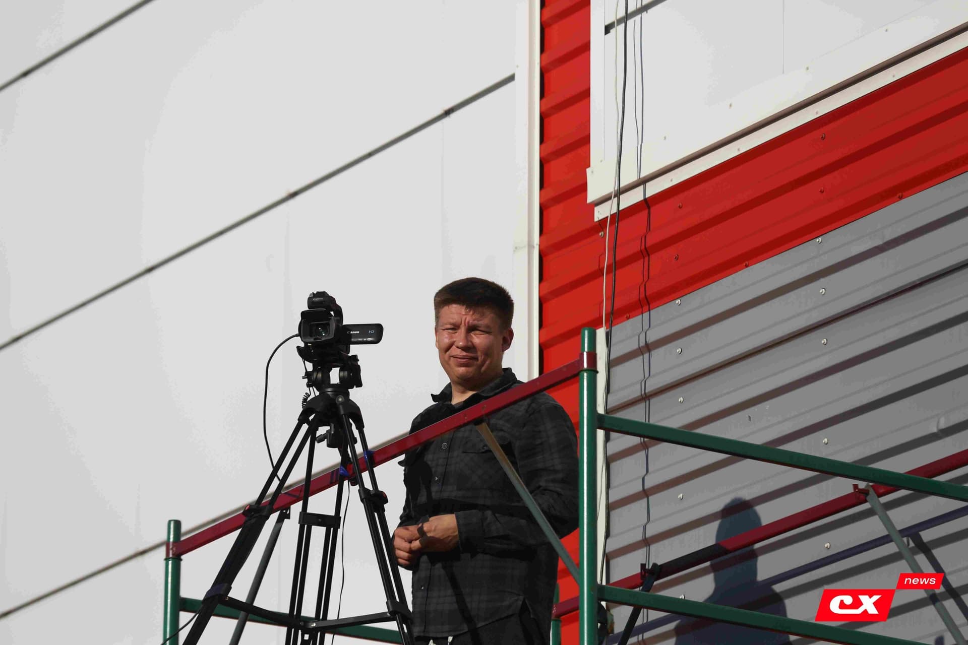 «Полимер» 2:2 «Темп». Третья лига. 05.09.2025. Владимир Мартынов («CX News») и Александр Чёрный («Алтайский спорт») — кадр 109