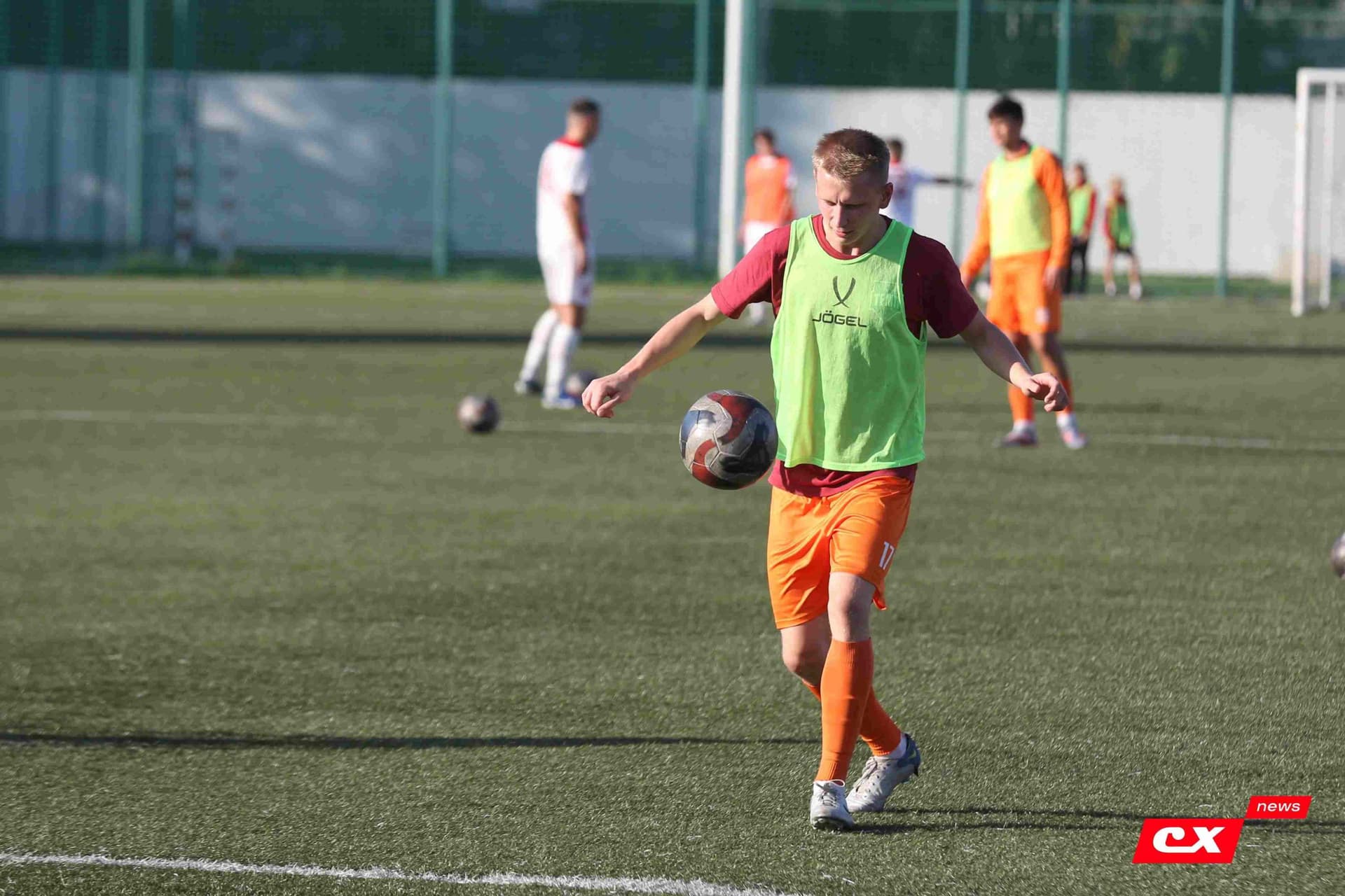 «Полимер» 2:2 «Темп». Третья лига. 05.09.2025. Владимир Мартынов («CX News») и Александр Чёрный («Алтайский спорт») — кадр 11