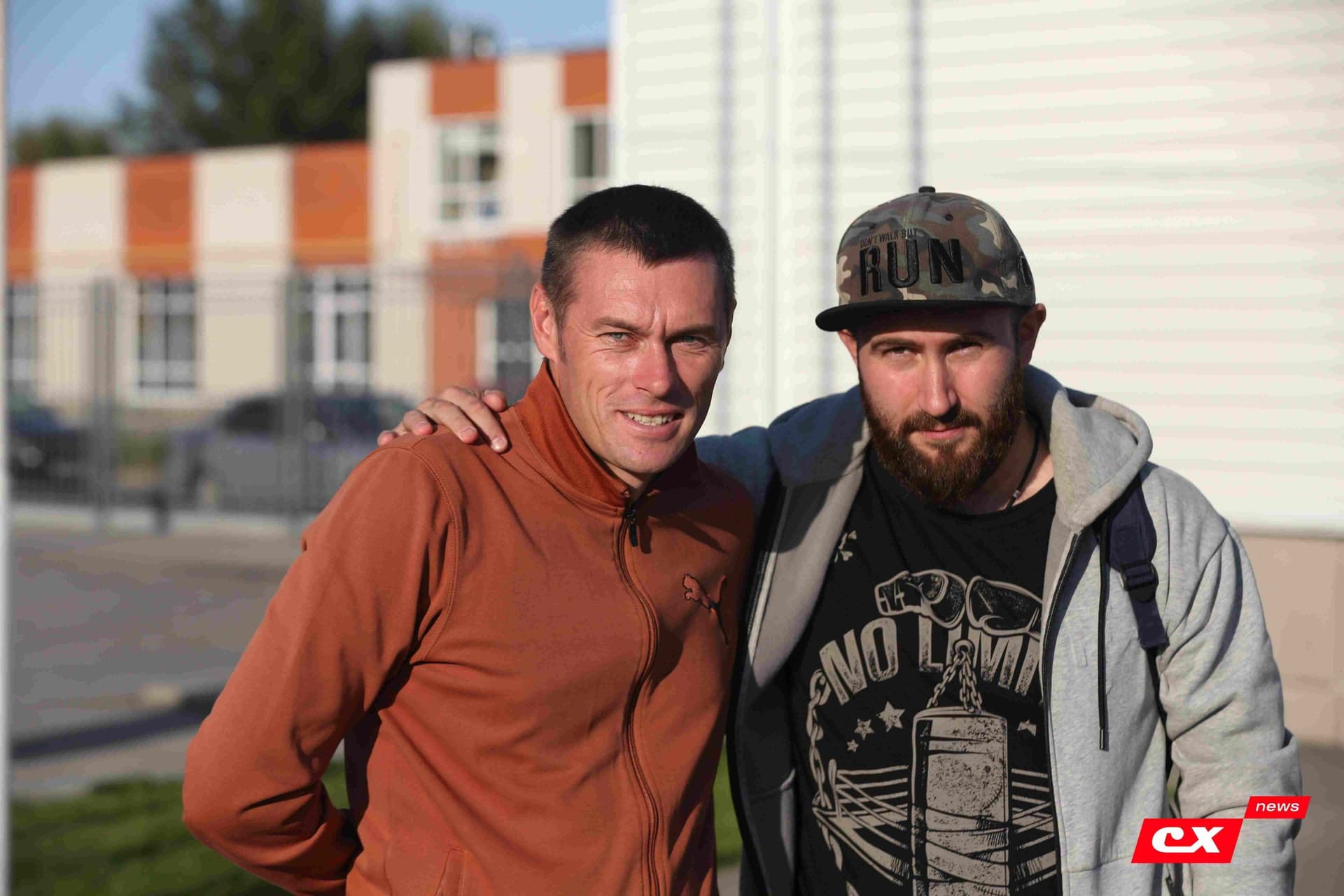 «Полимер» 2:2 «Темп». Третья лига. 05.09.2025. Владимир Мартынов («CX News») и Александр Чёрный («Алтайский спорт») — кадр 118