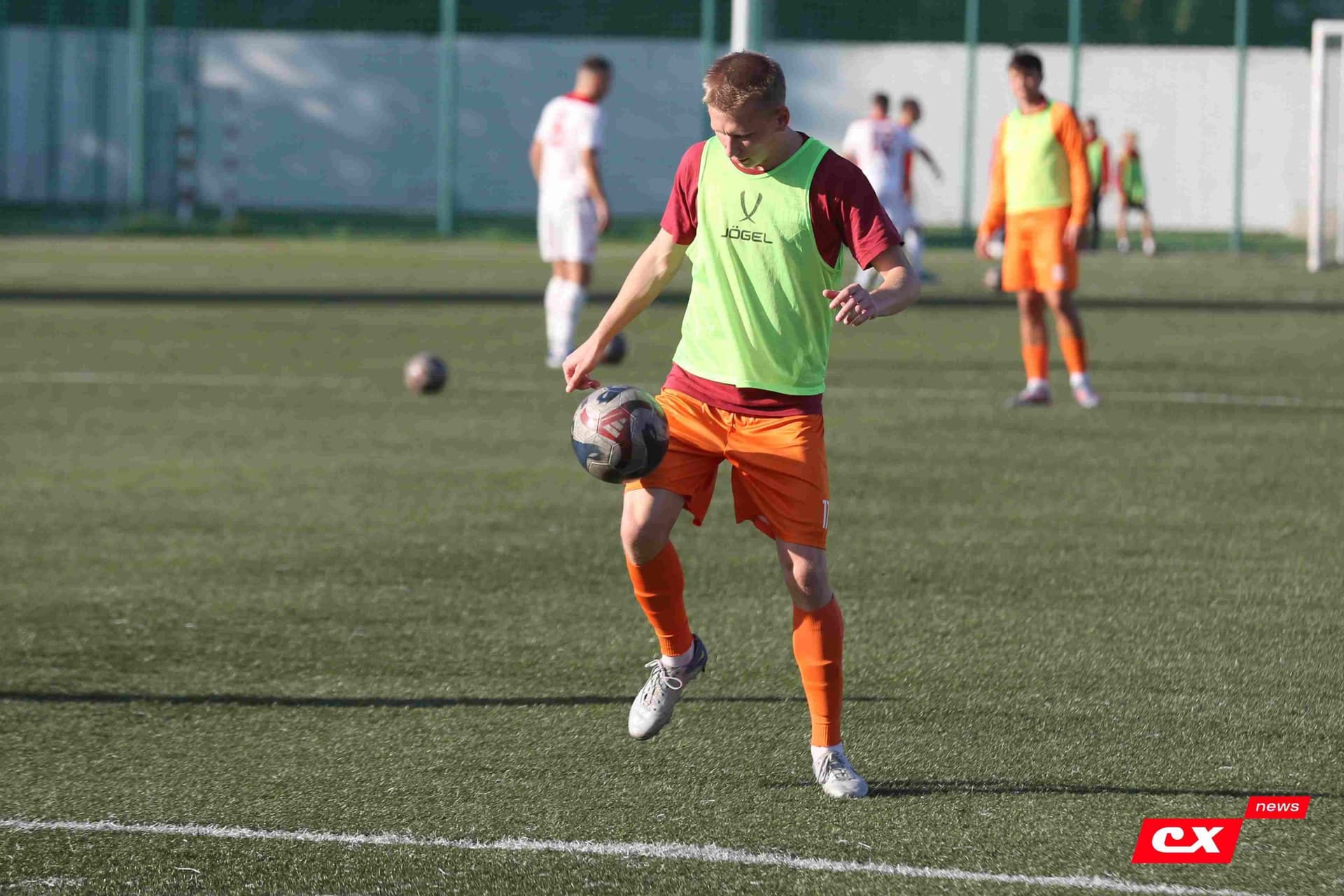 «Полимер» 2:2 «Темп». Третья лига. 05.09.2025. Владимир Мартынов («CX News») и Александр Чёрный («Алтайский спорт») — кадр 12