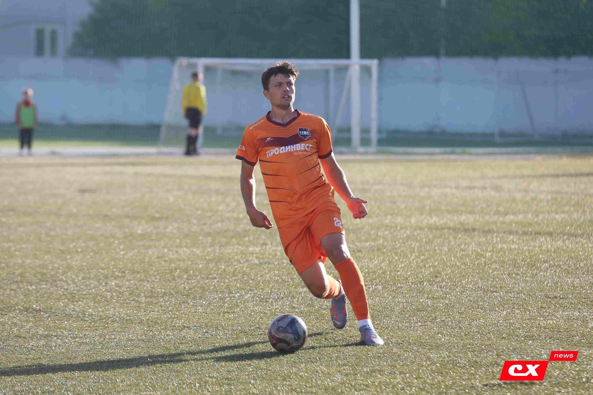 «Полимер» 2:2 «Темп». Третья лига. 05.09.2025. Владимир Мартынов («CX News») и Александр Чёрный («Алтайский спорт») — кадр 120