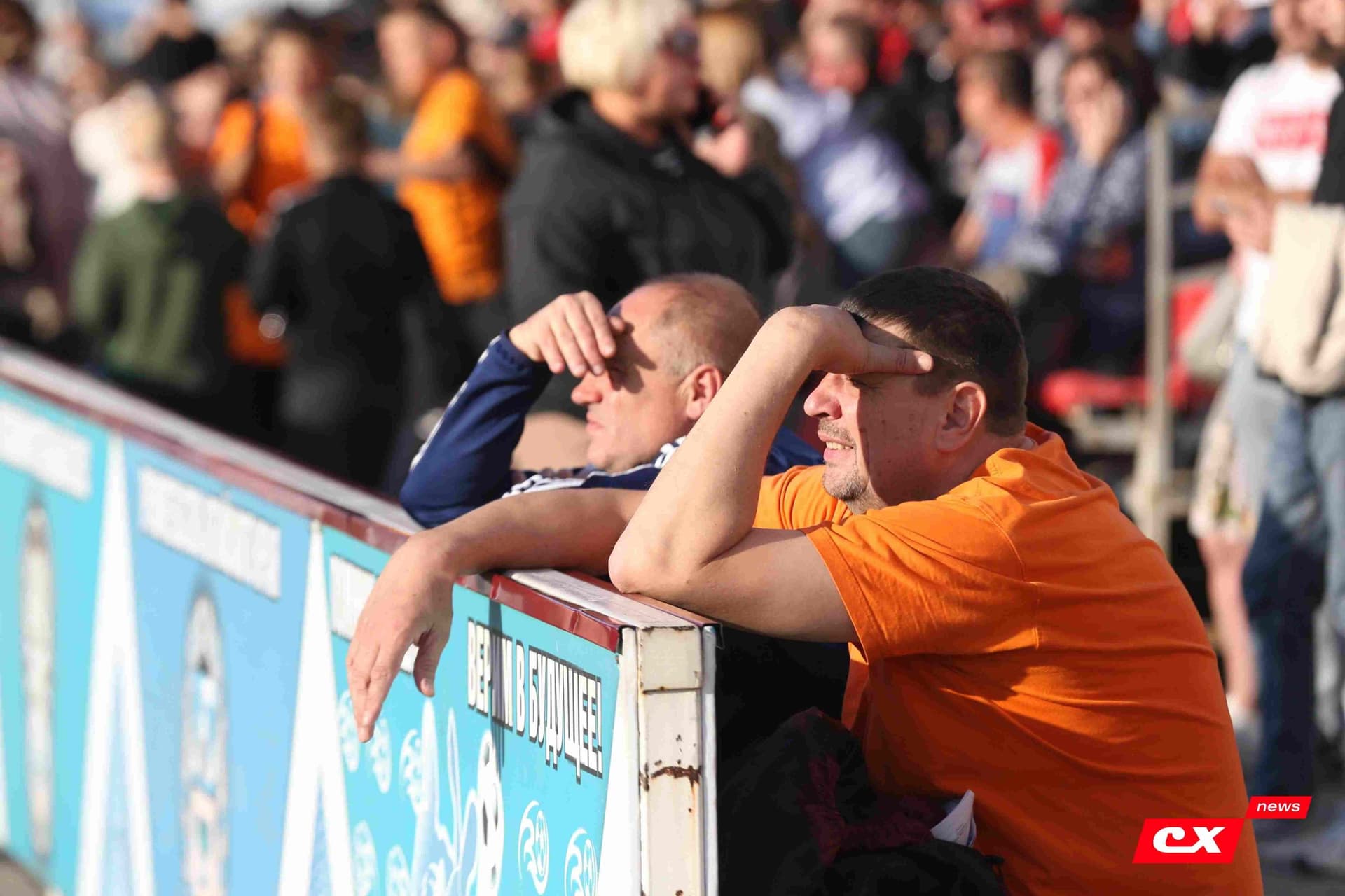 «Полимер» 2:2 «Темп». Третья лига. 05.09.2025. Владимир Мартынов («CX News») и Александр Чёрный («Алтайский спорт») — кадр 124