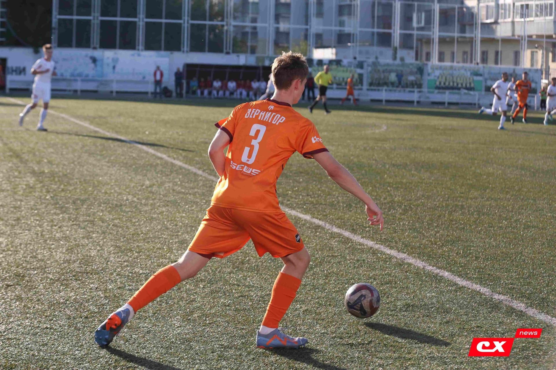 «Полимер» 2:2 «Темп». Третья лига. 05.09.2025. Владимир Мартынов («CX News») и Александр Чёрный («Алтайский спорт») — кадр 125