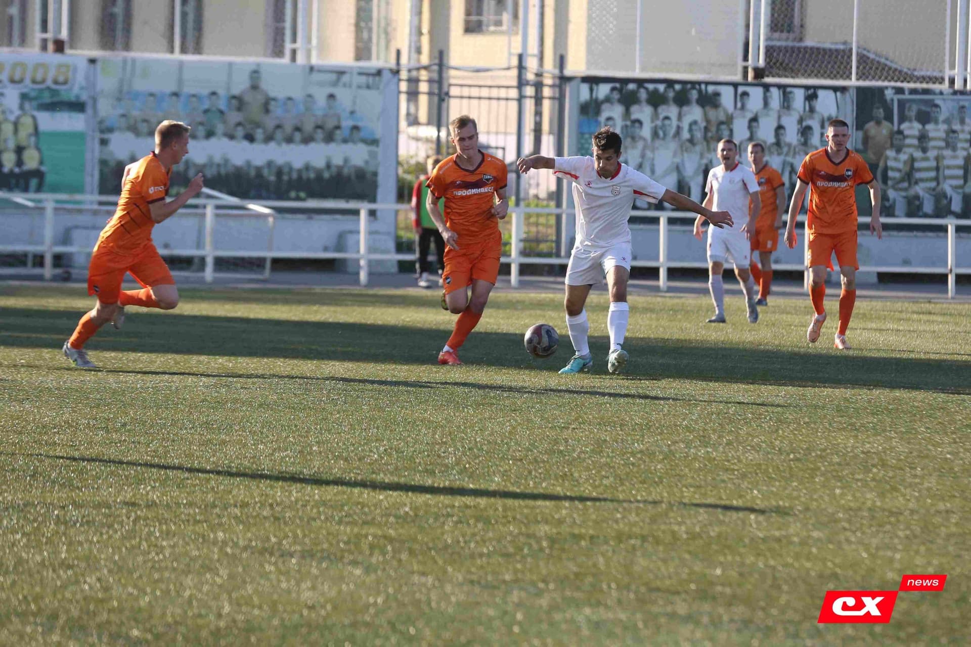 «Полимер» 2:2 «Темп». Третья лига. 05.09.2025. Владимир Мартынов («CX News») и Александр Чёрный («Алтайский спорт») — кадр 130