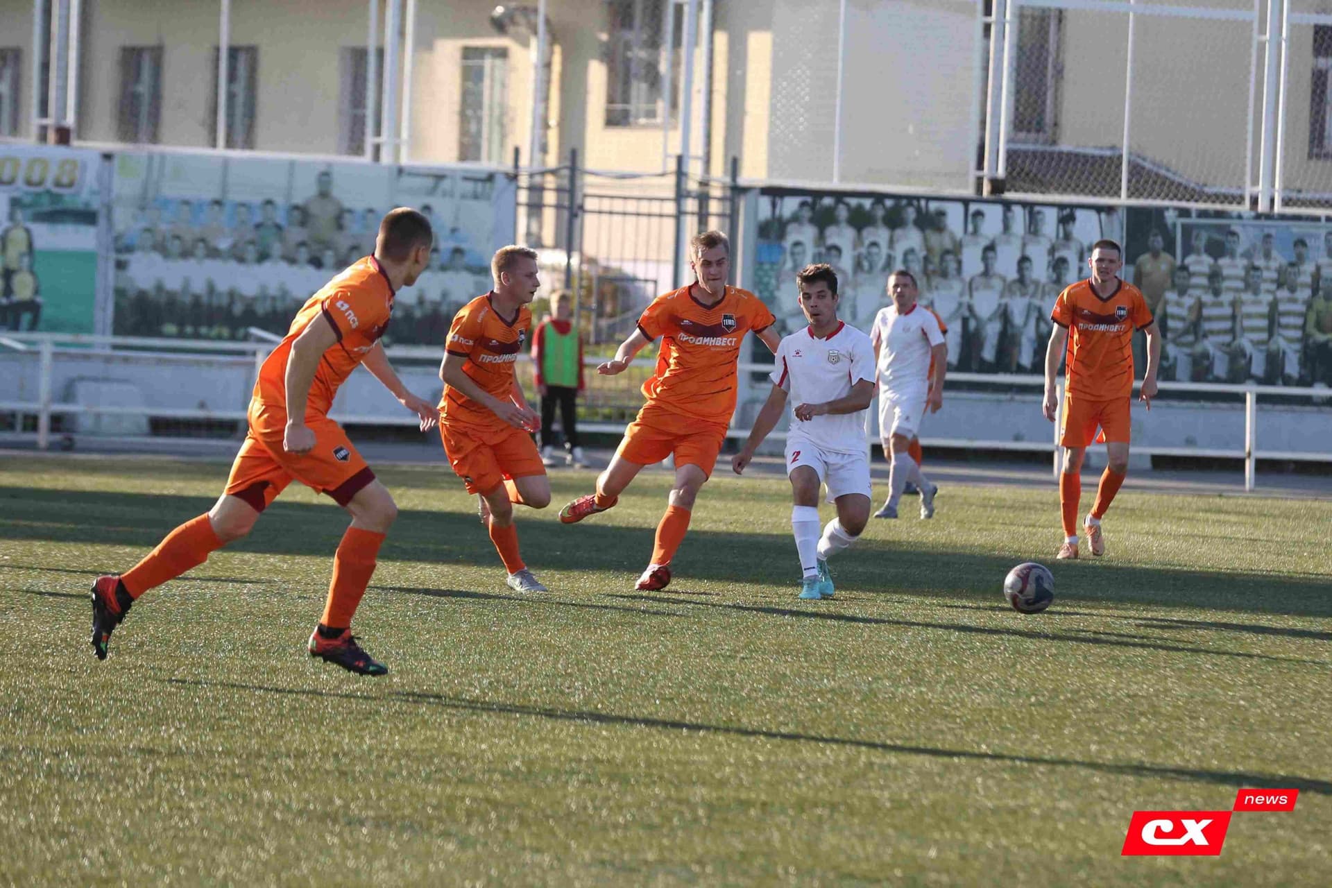 «Полимер» 2:2 «Темп». Третья лига. 05.09.2025. Владимир Мартынов («CX News») и Александр Чёрный («Алтайский спорт») — кадр 131