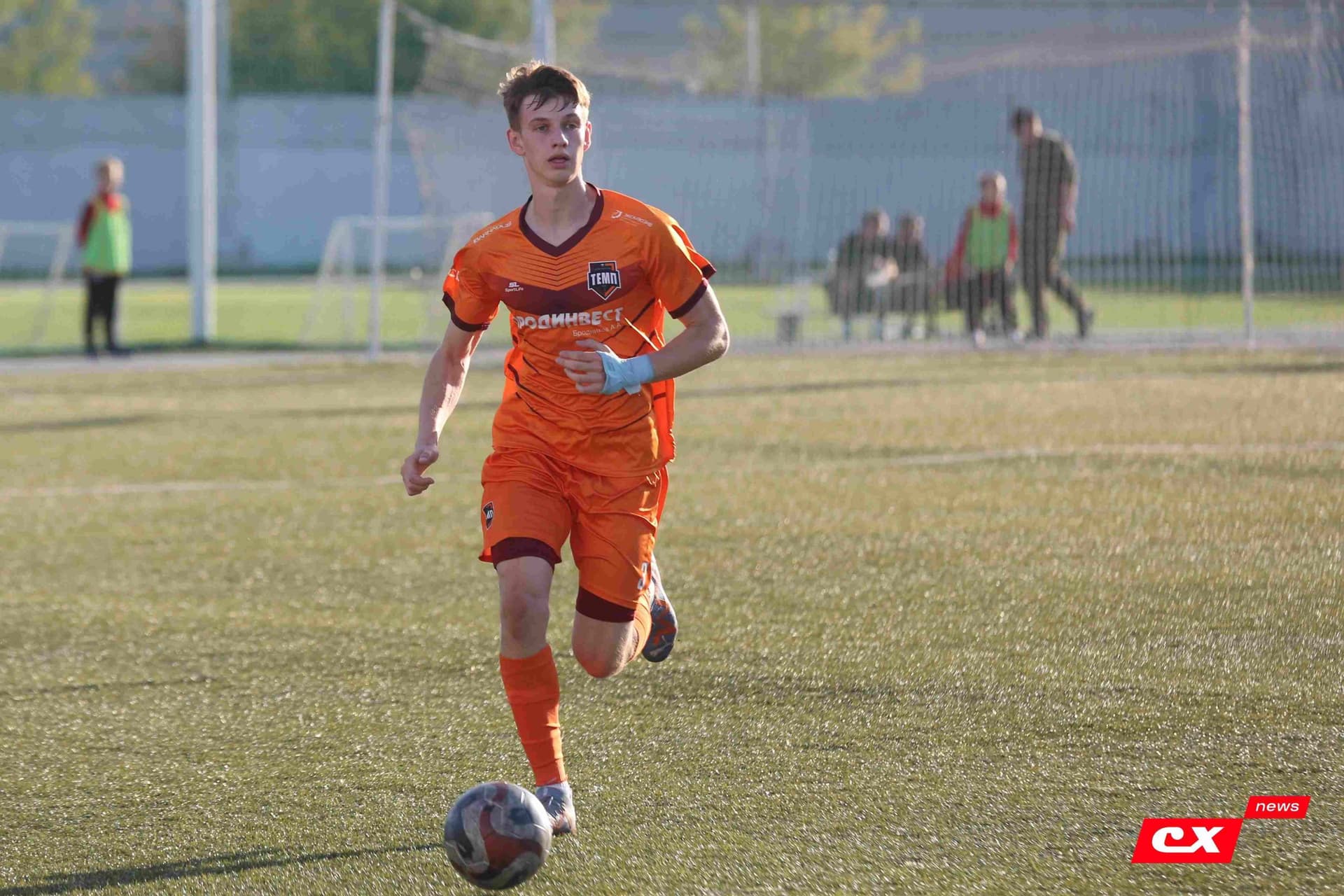 «Полимер» 2:2 «Темп». Третья лига. 05.09.2025. Владимир Мартынов («CX News») и Александр Чёрный («Алтайский спорт») — кадр 133