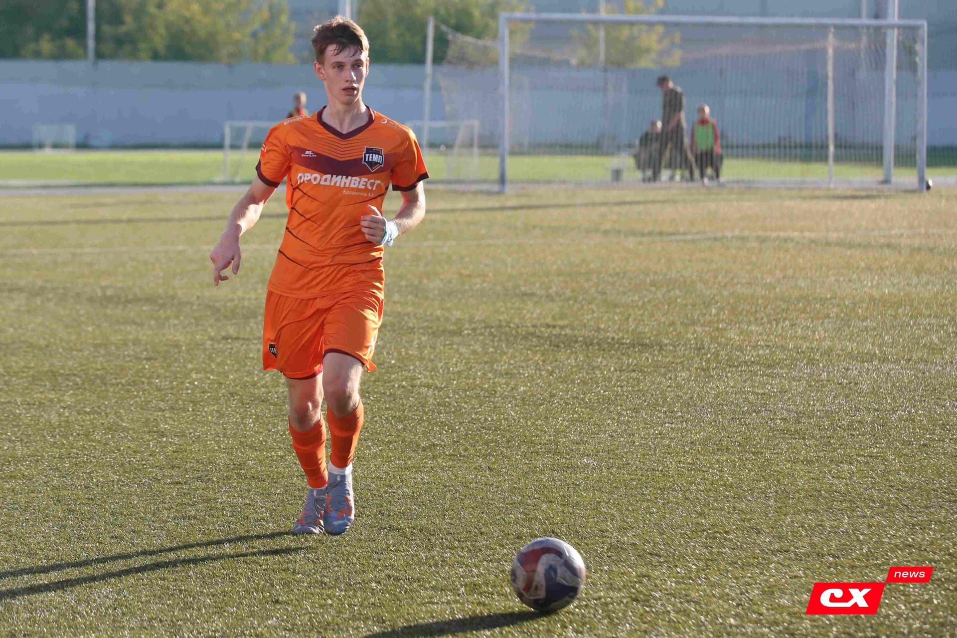 «Полимер» 2:2 «Темп». Третья лига. 05.09.2025. Владимир Мартынов («CX News») и Александр Чёрный («Алтайский спорт») — кадр 134