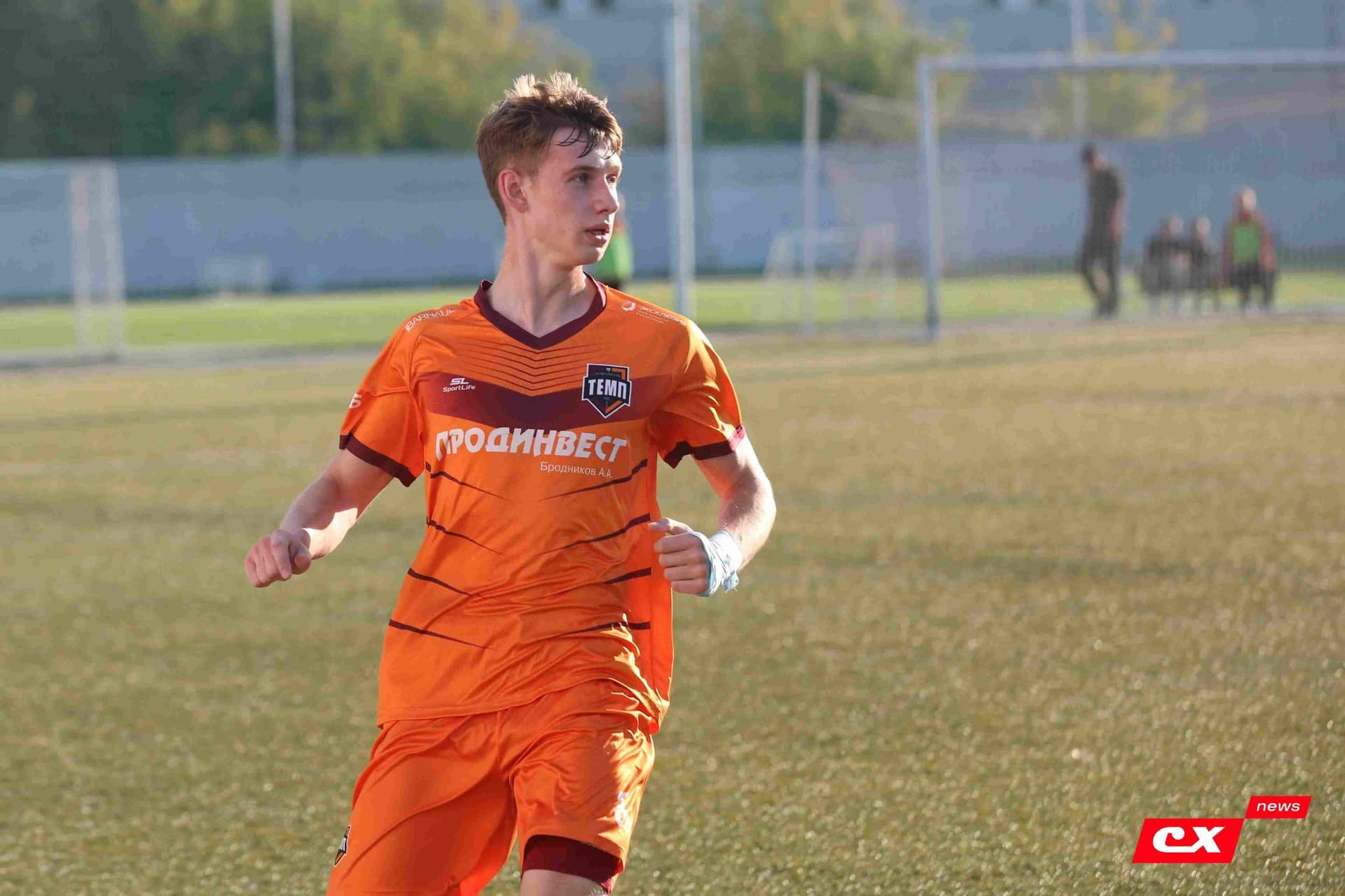 «Полимер» 2:2 «Темп». Третья лига. 05.09.2025. Владимир Мартынов («CX News») и Александр Чёрный («Алтайский спорт») — кадр 135