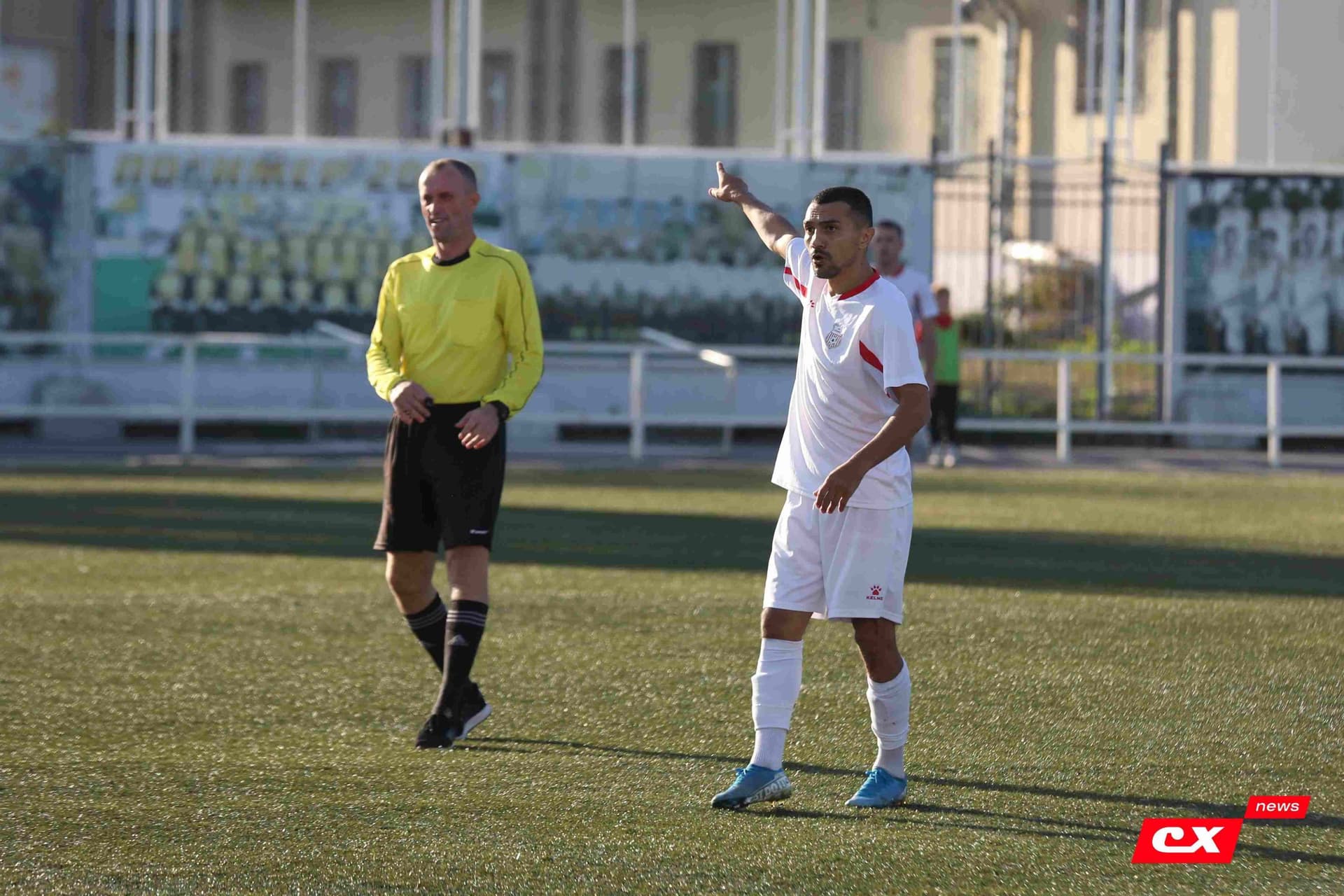 «Полимер» 2:2 «Темп». Третья лига. 05.09.2025. Владимир Мартынов («CX News») и Александр Чёрный («Алтайский спорт») — кадр 136