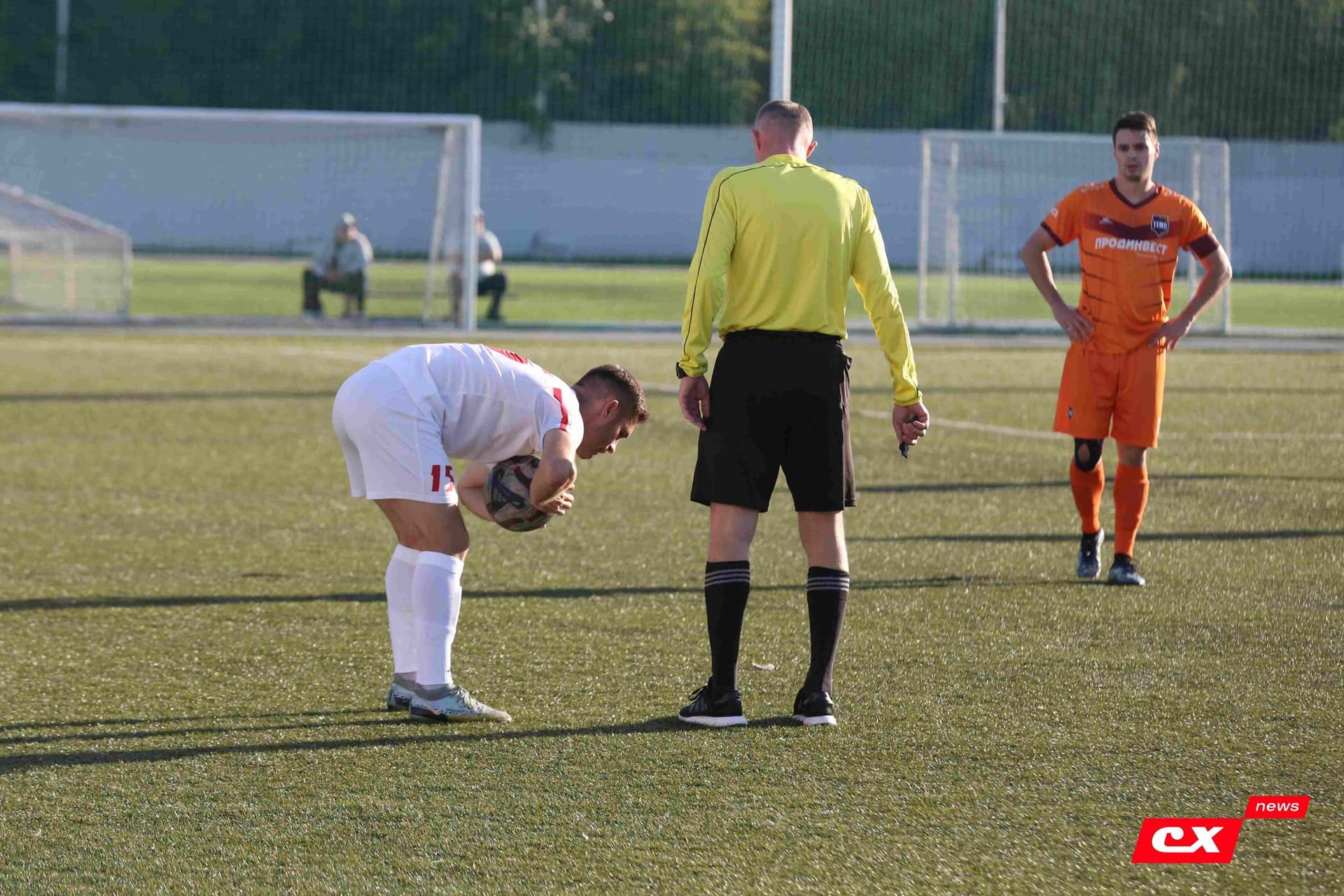 «Полимер» 2:2 «Темп». Третья лига. 05.09.2025. Владимир Мартынов («CX News») и Александр Чёрный («Алтайский спорт») — кадр 141