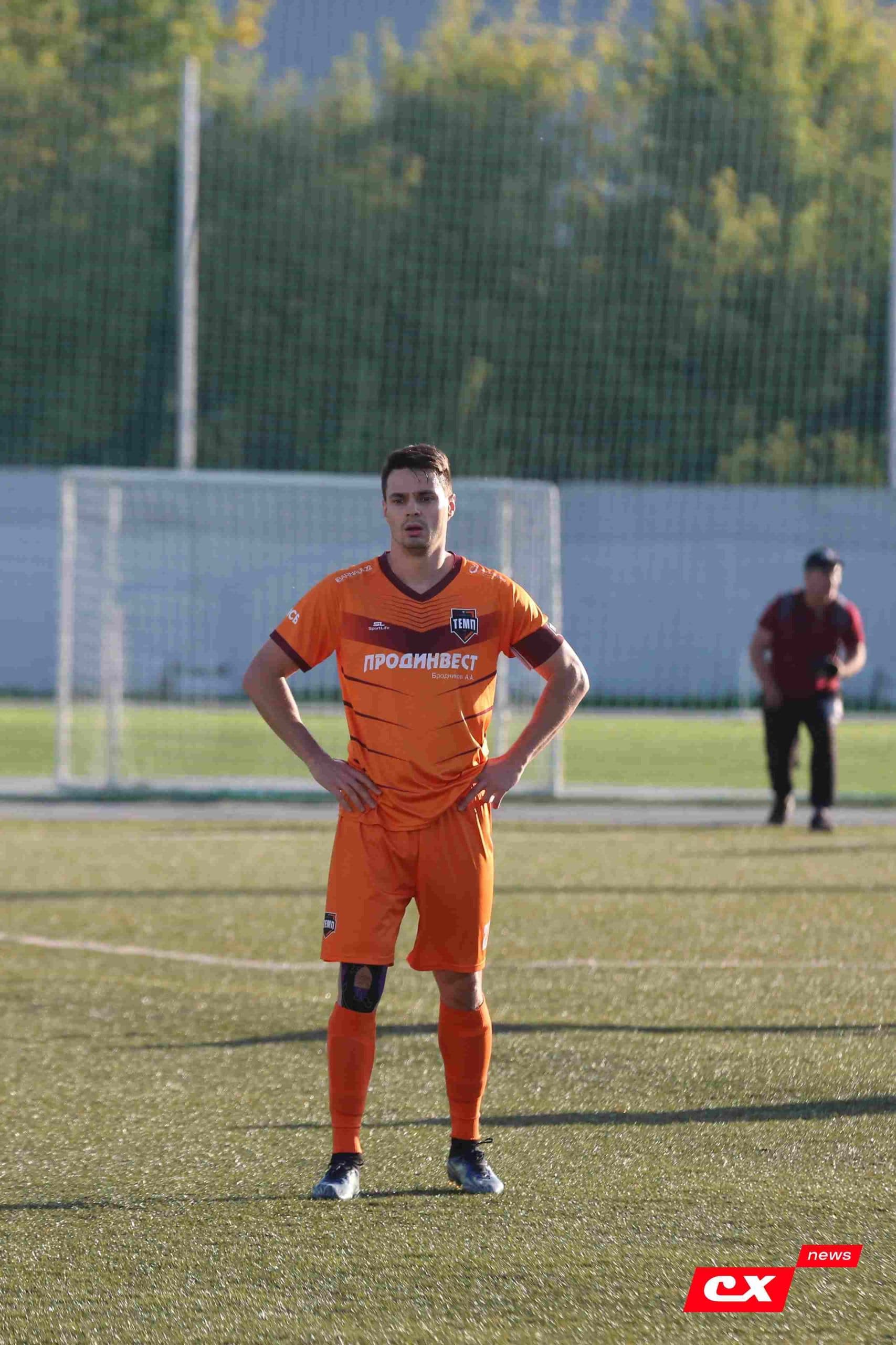 «Полимер» 2:2 «Темп». Третья лига. 05.09.2025. Владимир Мартынов («CX News») и Александр Чёрный («Алтайский спорт») — кадр 142