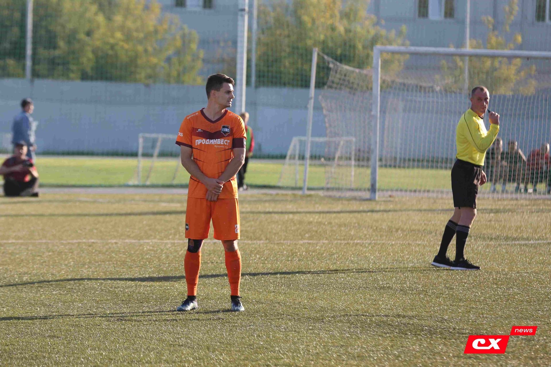 «Полимер» 2:2 «Темп». Третья лига. 05.09.2025. Владимир Мартынов («CX News») и Александр Чёрный («Алтайский спорт») — кадр 144