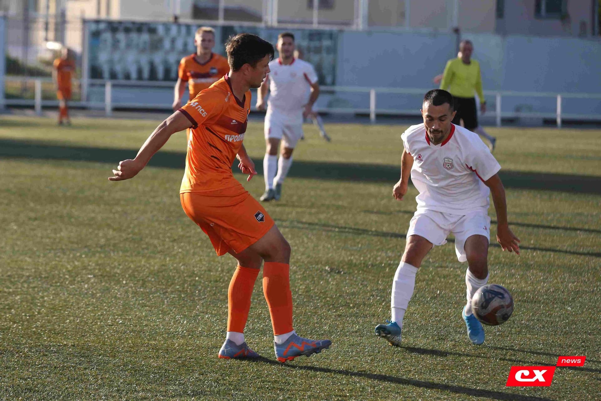 «Полимер» 2:2 «Темп». Третья лига. 05.09.2025. Владимир Мартынов («CX News») и Александр Чёрный («Алтайский спорт») — кадр 153