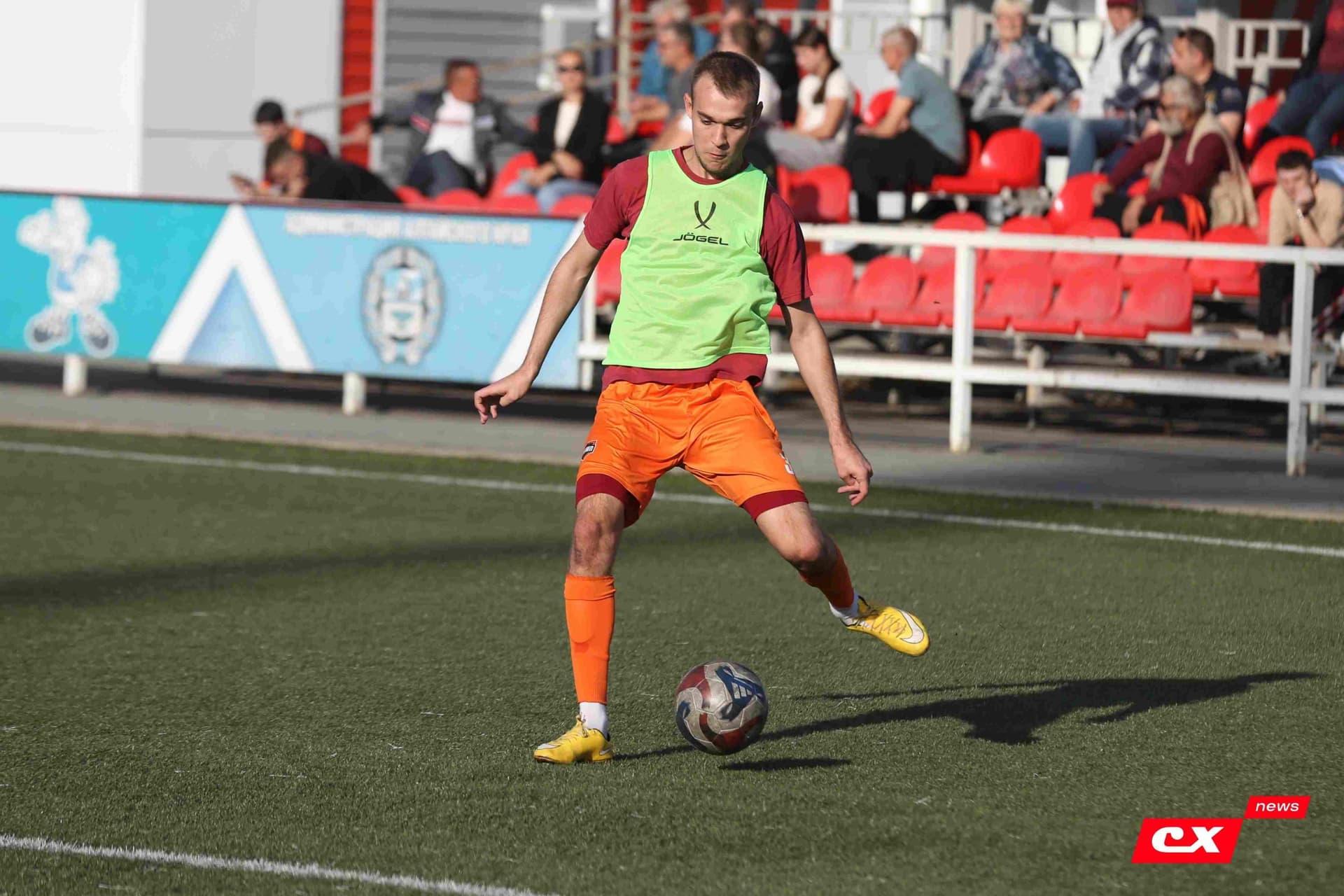 «Полимер» 2:2 «Темп». Третья лига. 05.09.2025. Владимир Мартынов («CX News») и Александр Чёрный («Алтайский спорт») — кадр 17