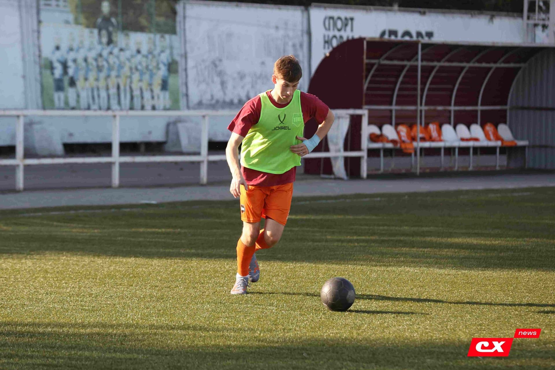 «Полимер» 2:2 «Темп». Третья лига. 05.09.2025. Владимир Мартынов («CX News») и Александр Чёрный («Алтайский спорт») — кадр 18