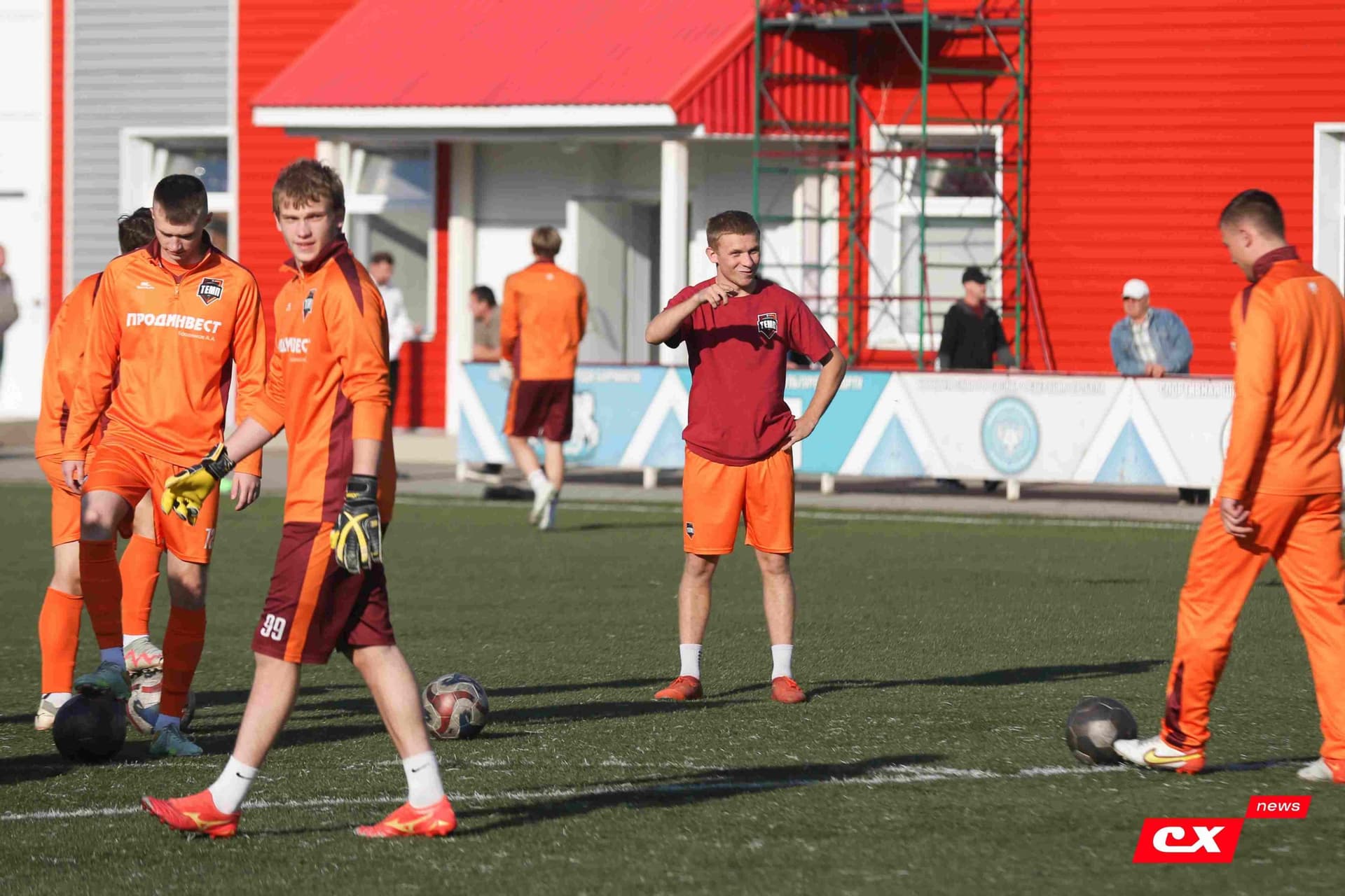 «Полимер» 2:2 «Темп». Третья лига. 05.09.2025. Владимир Мартынов («CX News») и Александр Чёрный («Алтайский спорт») — кадр 23