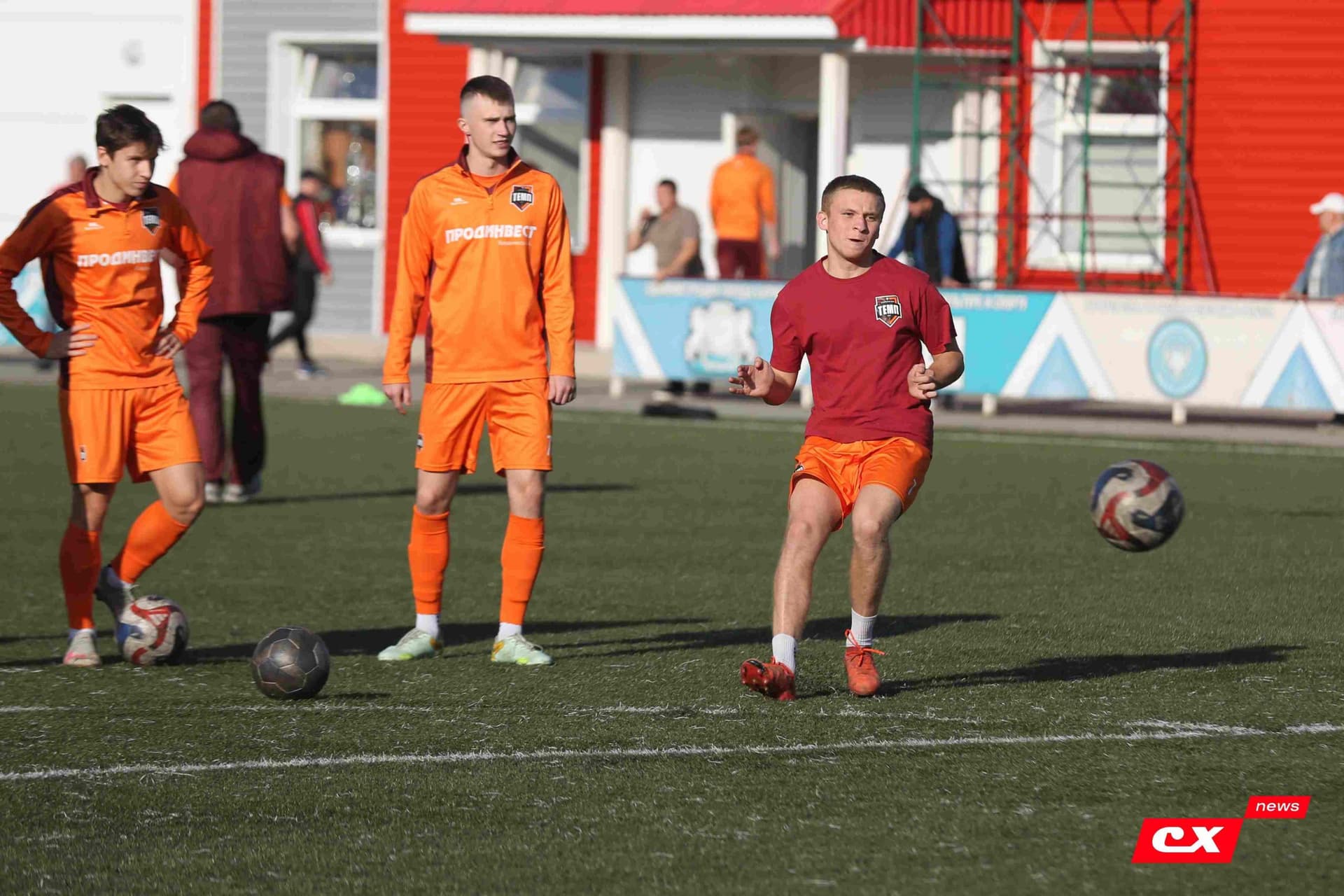 «Полимер» 2:2 «Темп». Третья лига. 05.09.2025. Владимир Мартынов («CX News») и Александр Чёрный («Алтайский спорт») — кадр 25