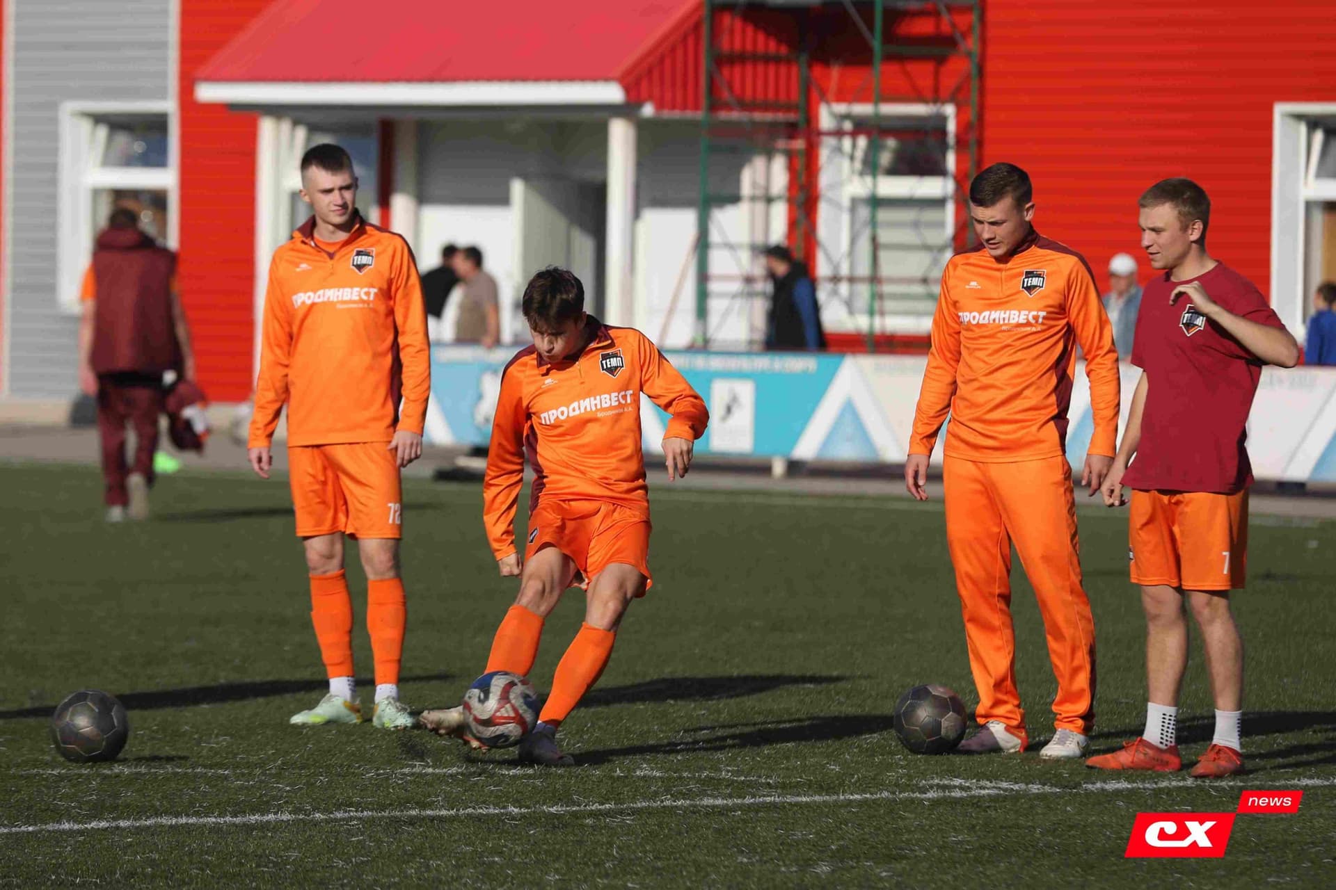 «Полимер» 2:2 «Темп». Третья лига. 05.09.2025. Владимир Мартынов («CX News») и Александр Чёрный («Алтайский спорт») — кадр 26