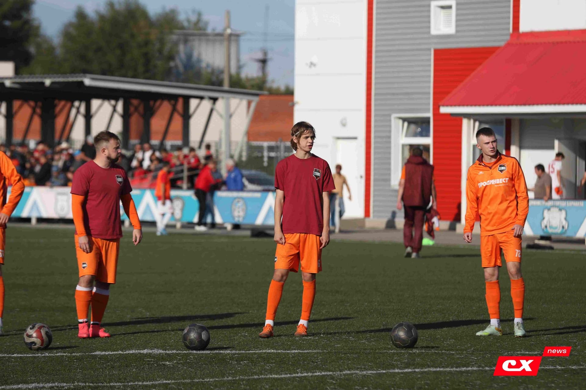 «Полимер» 2:2 «Темп». Третья лига. 05.09.2025. Владимир Мартынов («CX News») и Александр Чёрный («Алтайский спорт») — кадр 27