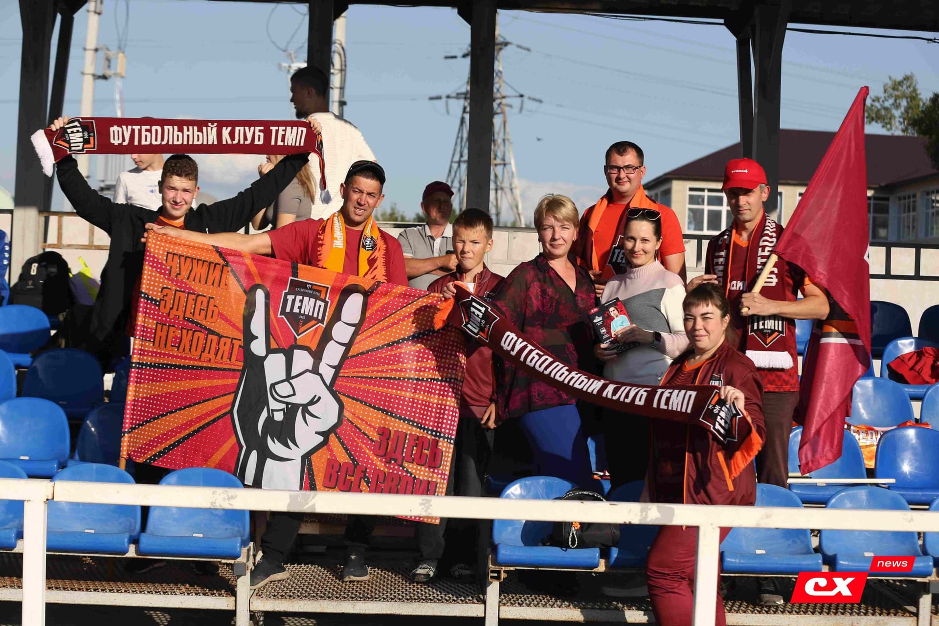 «Полимер» 2:2 «Темп». Третья лига. 05.09.2025. Владимир Мартынов («CX News») и Александр Чёрный («Алтайский спорт») — кадр 3