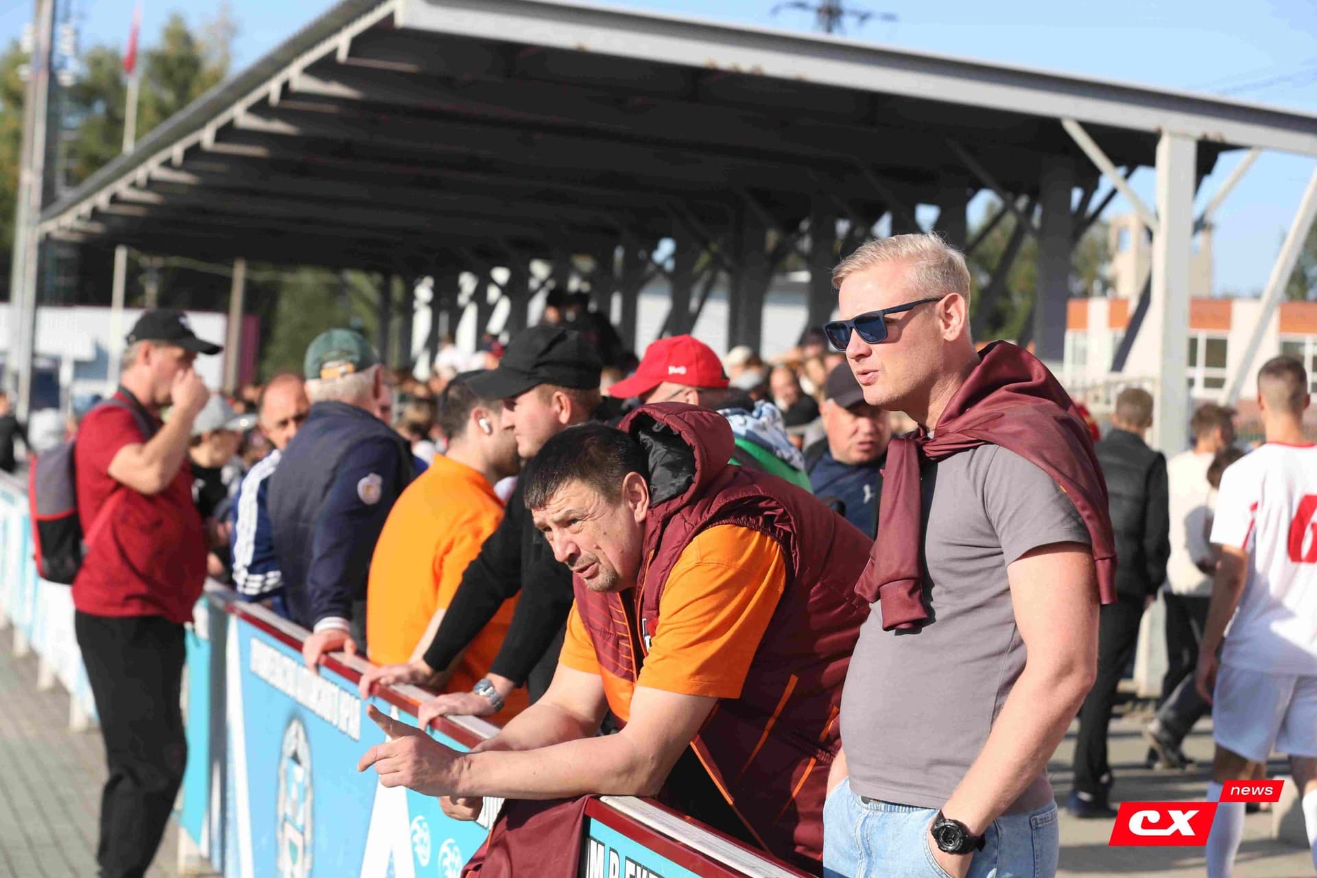 «Полимер» 2:2 «Темп». Третья лига. 05.09.2025. Владимир Мартынов («CX News») и Александр Чёрный («Алтайский спорт») — кадр 54