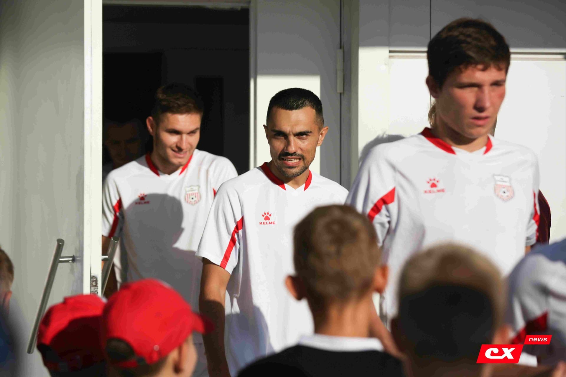 «Полимер» 2:2 «Темп». Третья лига. 05.09.2025. Владимир Мартынов («CX News») и Александр Чёрный («Алтайский спорт») — кадр 60