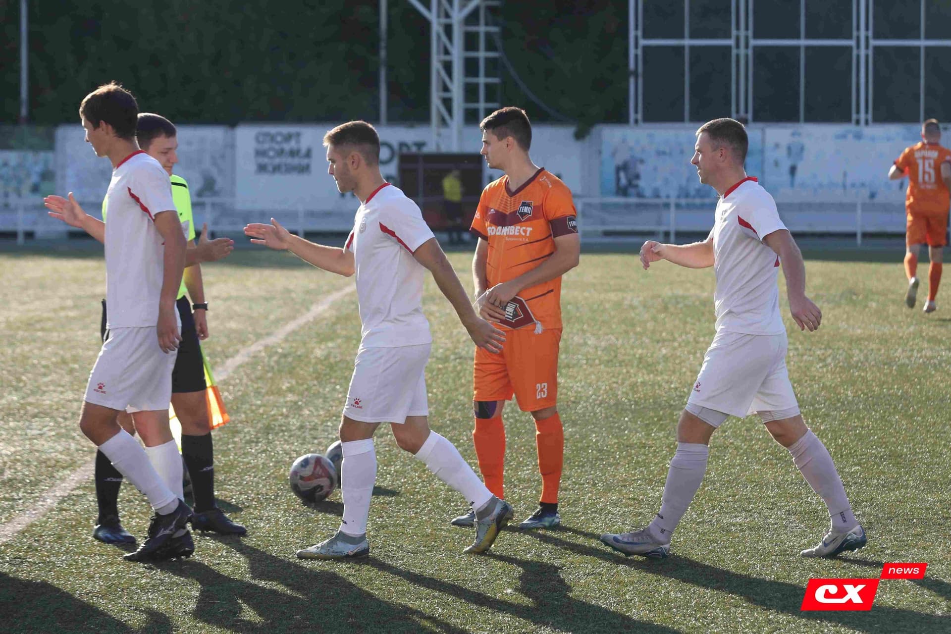 «Полимер» 2:2 «Темп». Третья лига. 05.09.2025. Владимир Мартынов («CX News») и Александр Чёрный («Алтайский спорт») — кадр 65