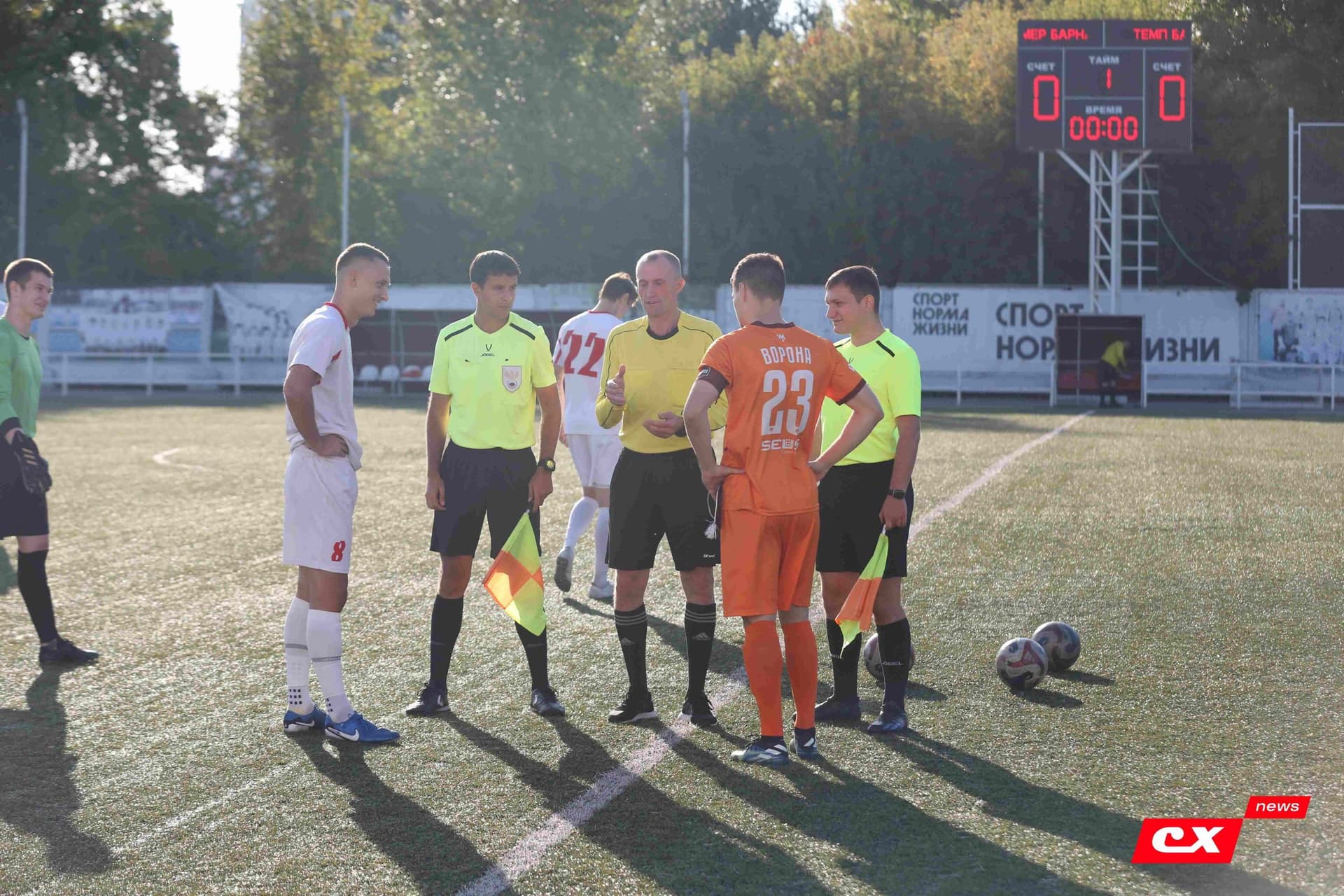 «Полимер» 2:2 «Темп». Третья лига. 05.09.2025. Владимир Мартынов («CX News») и Александр Чёрный («Алтайский спорт») — кадр 67