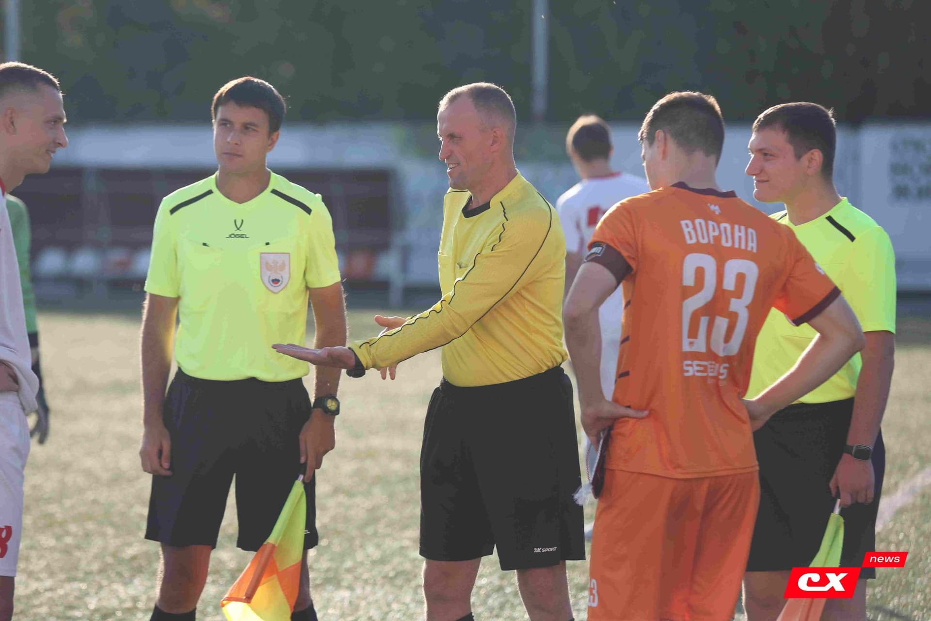 «Полимер» 2:2 «Темп». Третья лига. 05.09.2025. Владимир Мартынов («CX News») и Александр Чёрный («Алтайский спорт») — кадр 68