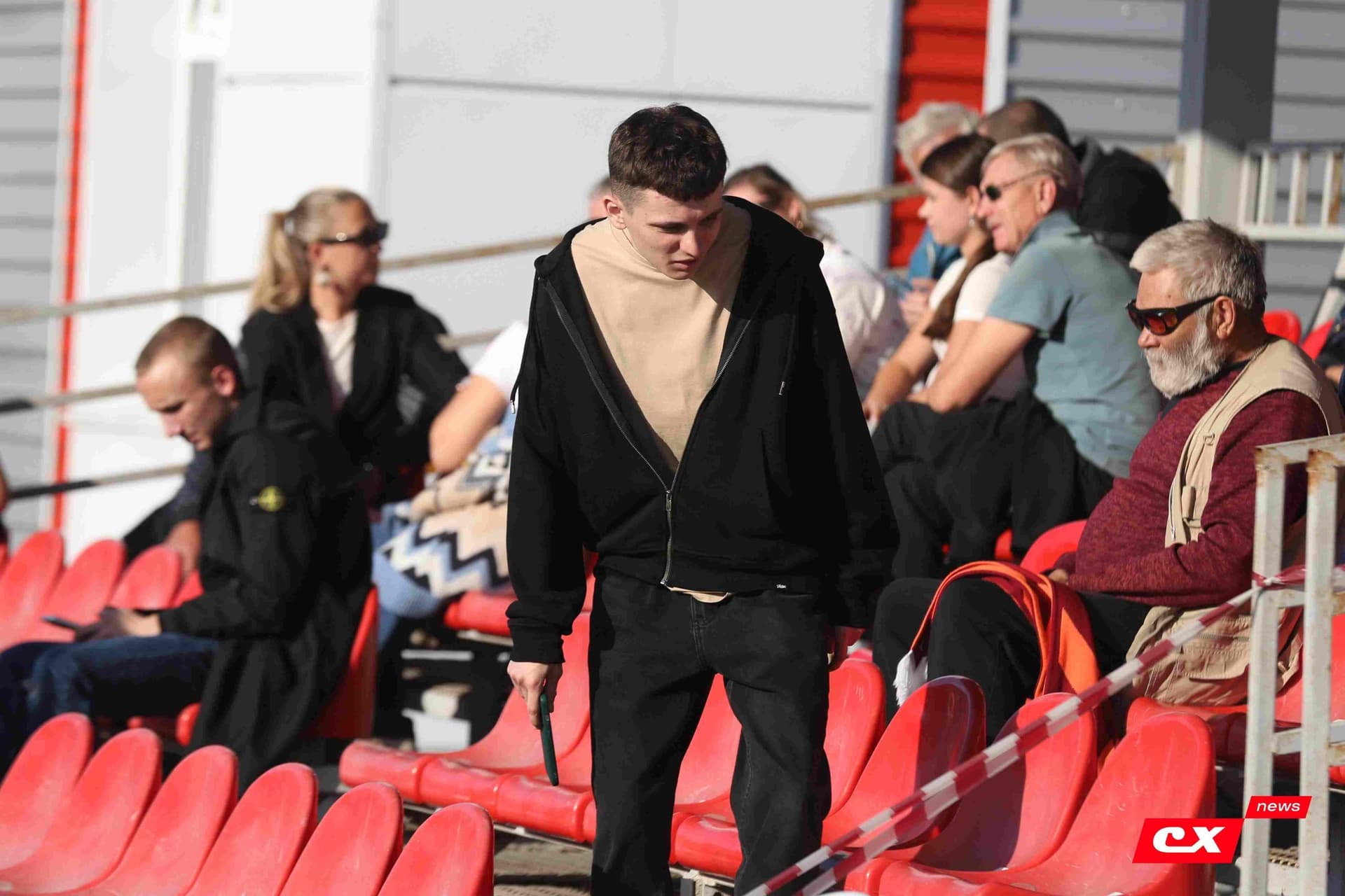 «Полимер» 2:2 «Темп». Третья лига. 05.09.2025. Владимир Мартынов («CX News») и Александр Чёрный («Алтайский спорт») — кадр 7