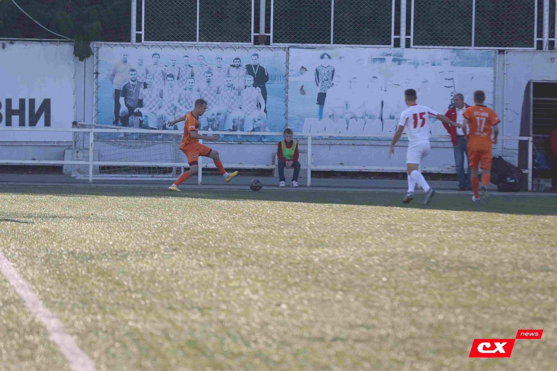 «Полимер» 2:2 «Темп». Третья лига. 05.09.2025. Владимир Мартынов («CX News») и Александр Чёрный («Алтайский спорт») — кадр 72