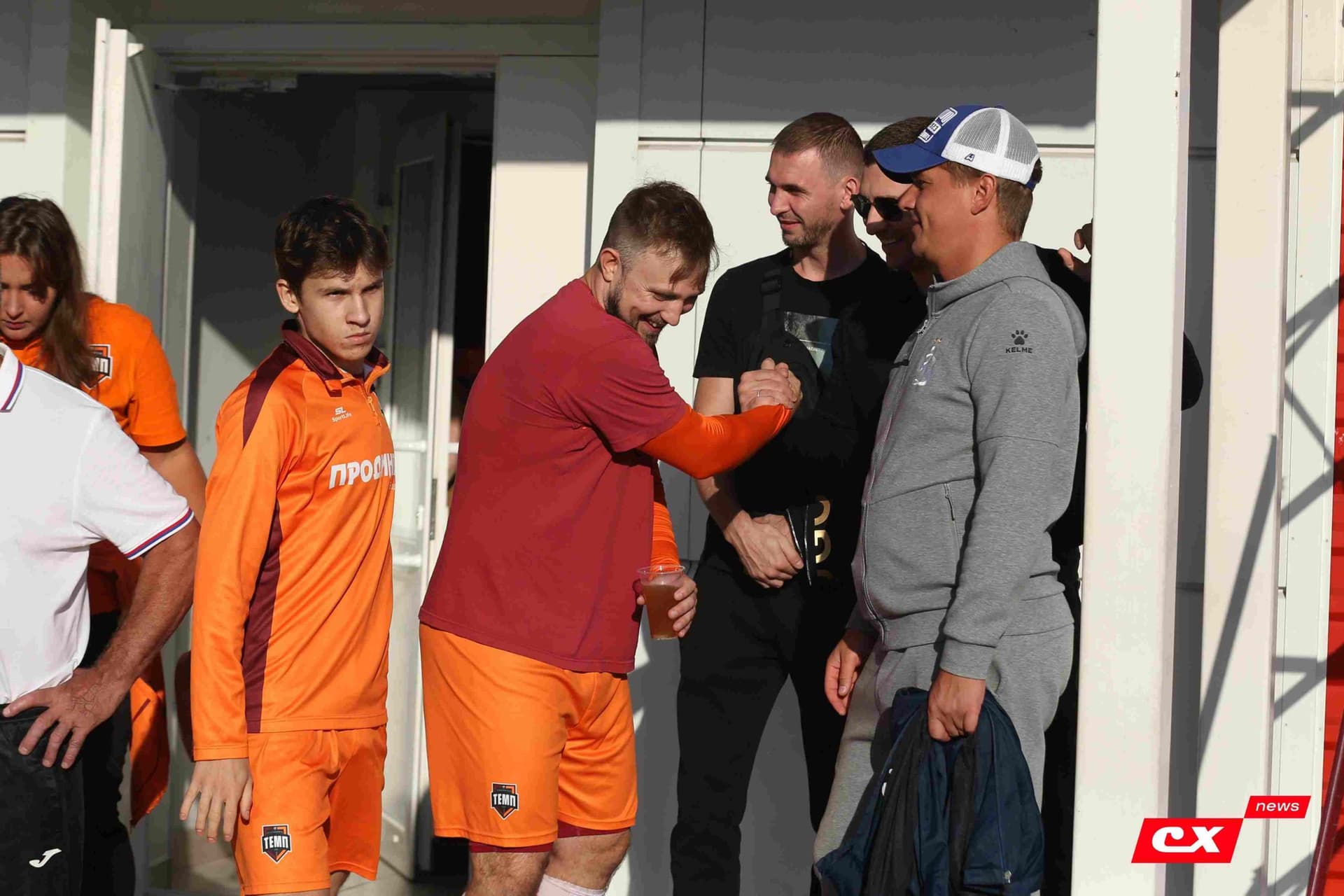 «Полимер» 2:2 «Темп». Третья лига. 05.09.2025. Владимир Мартынов («CX News») и Александр Чёрный («Алтайский спорт») — кадр 77