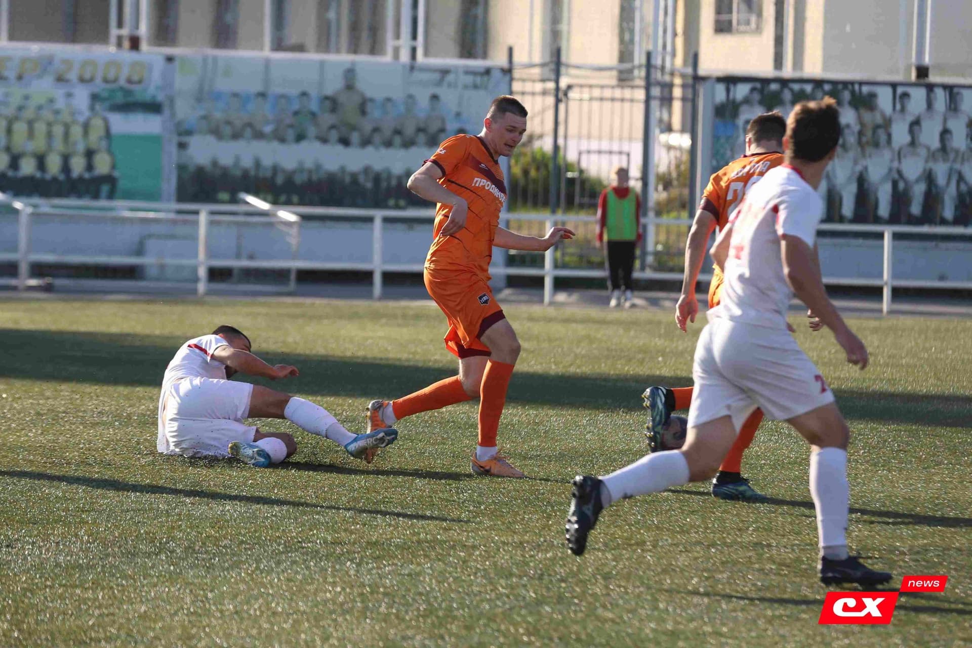 «Полимер» 2:2 «Темп». Третья лига. 05.09.2025. Владимир Мартынов («CX News») и Александр Чёрный («Алтайский спорт») — кадр 78