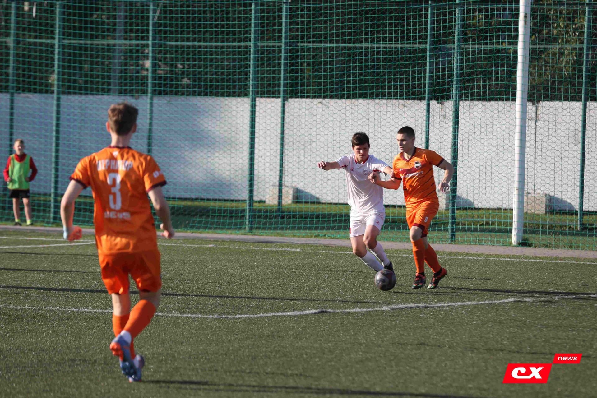 «Полимер» 2:2 «Темп». Третья лига. 05.09.2025. Владимир Мартынов («CX News») и Александр Чёрный («Алтайский спорт») — кадр 81